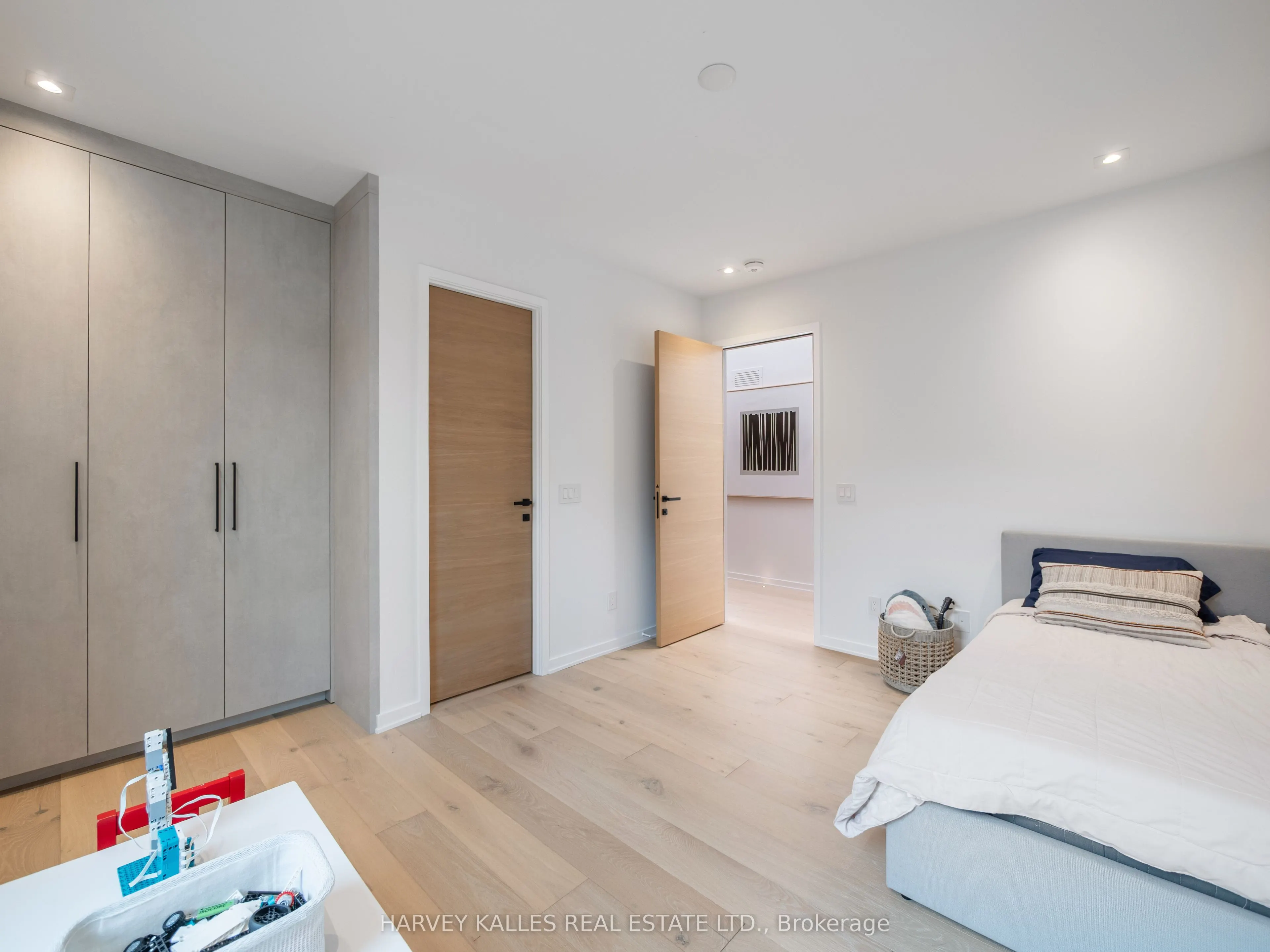 585 Bedford park Avenue