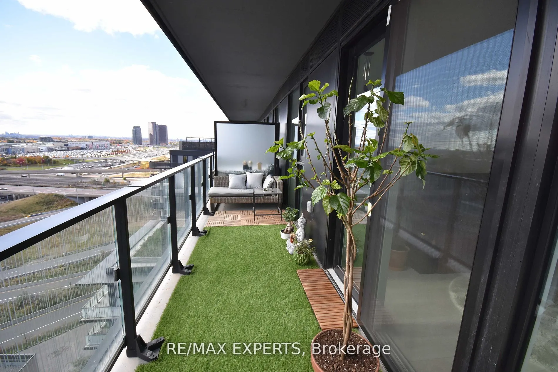 8 Tippett Road, #1507