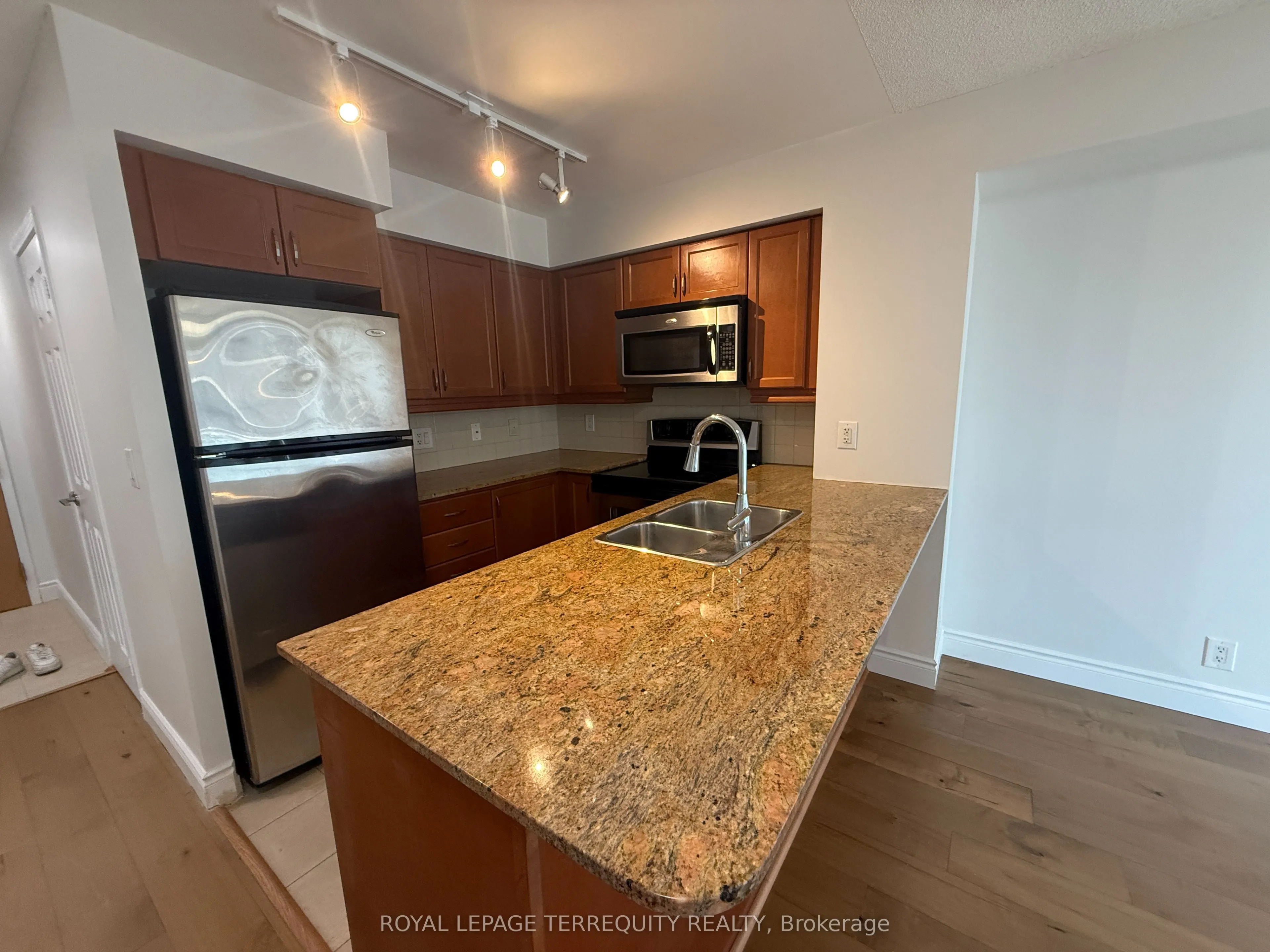 736 Spadina Avenue, #1402
