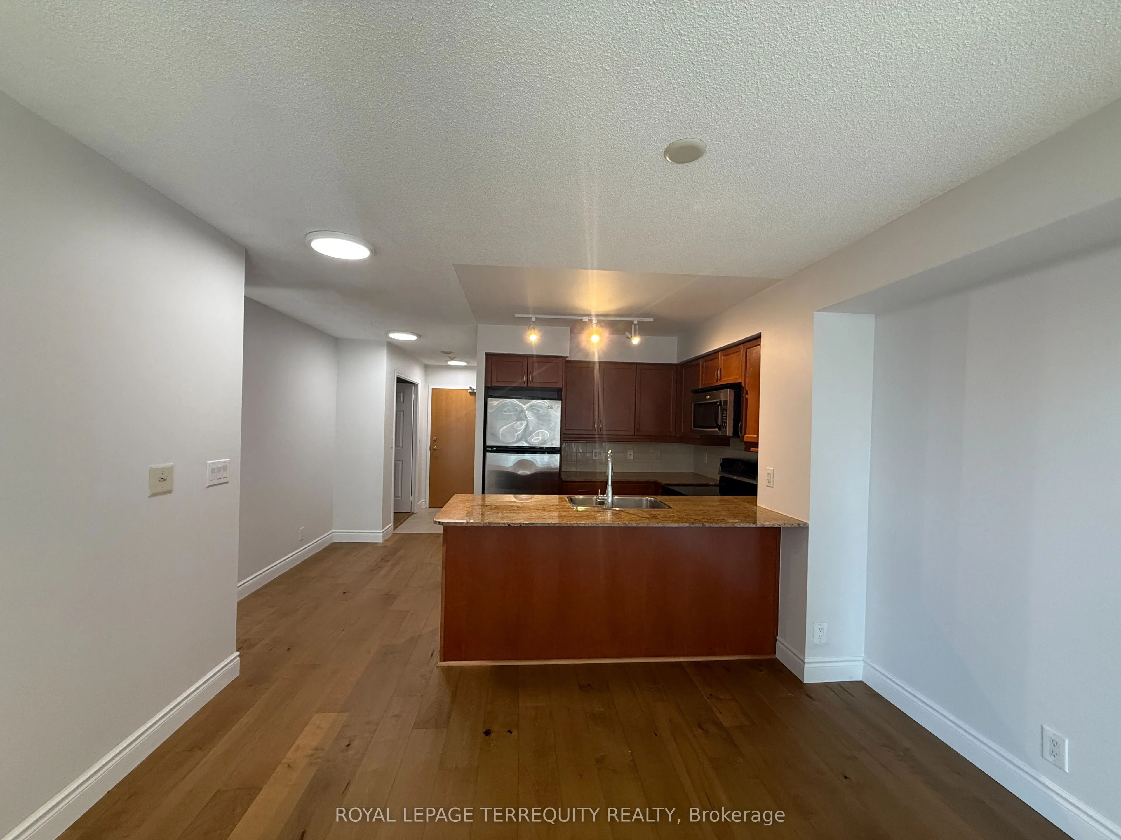 736 Spadina Avenue, #1402