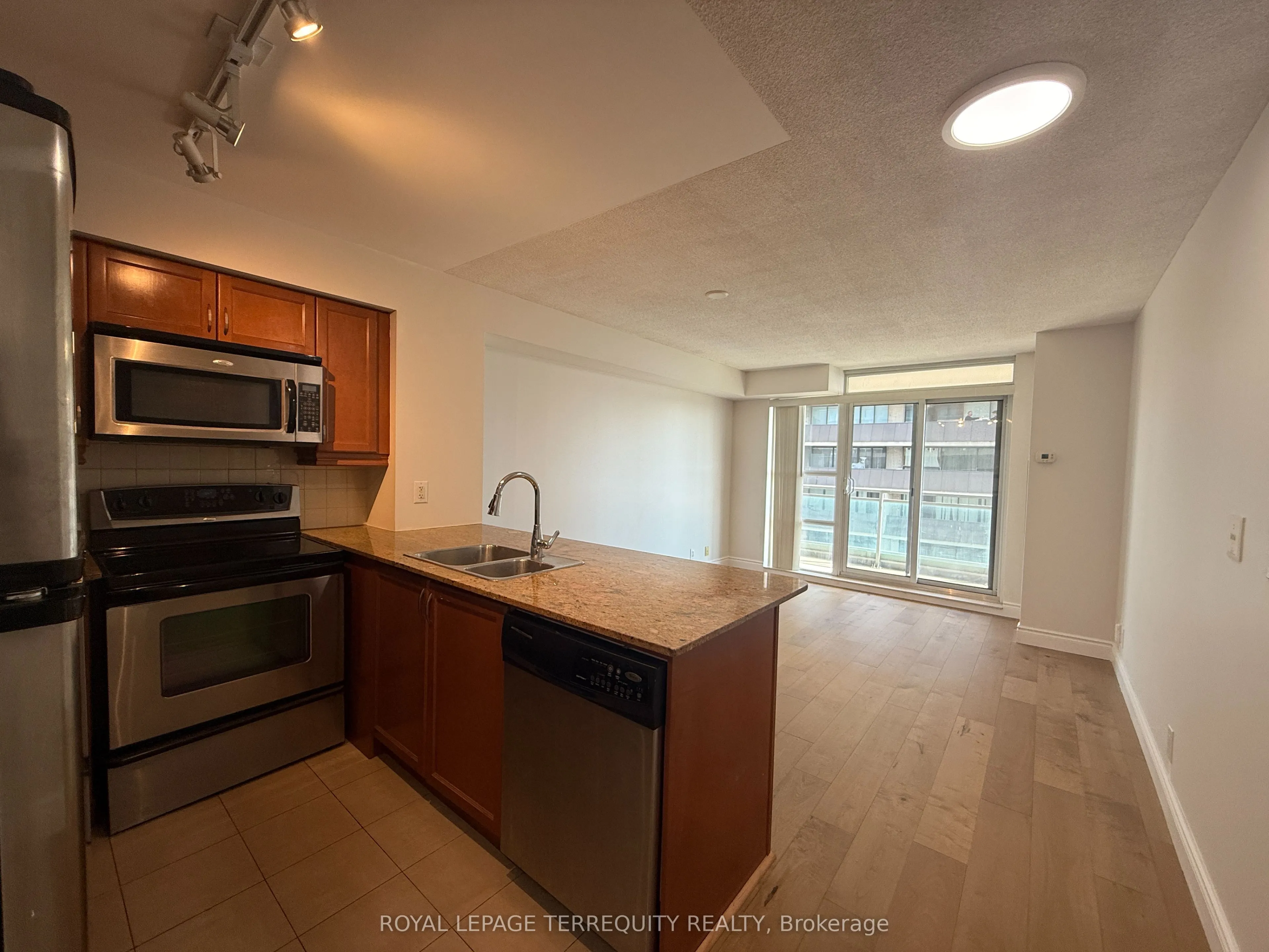 736 Spadina Avenue, #1402
