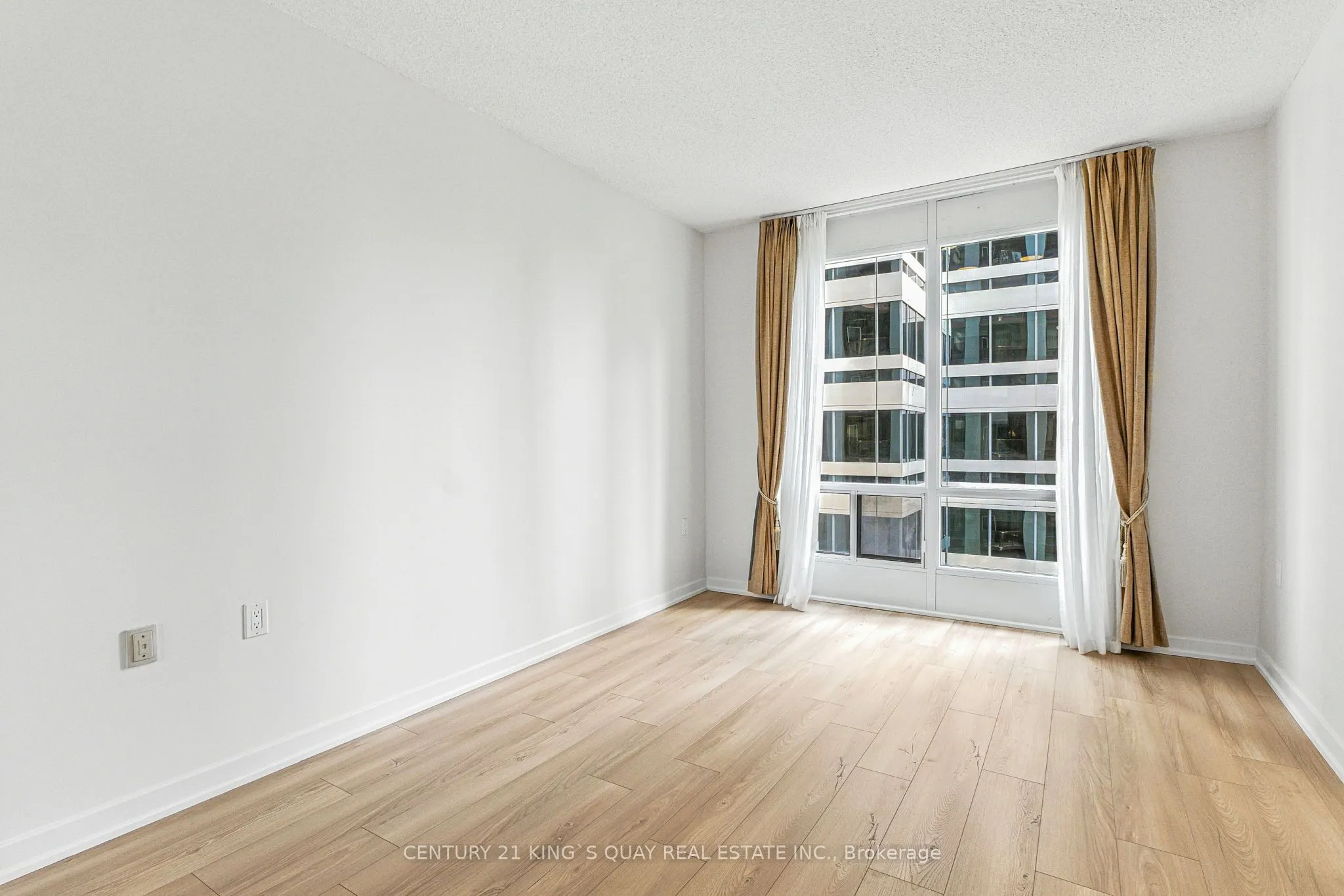 85 Bloor Street E, #810