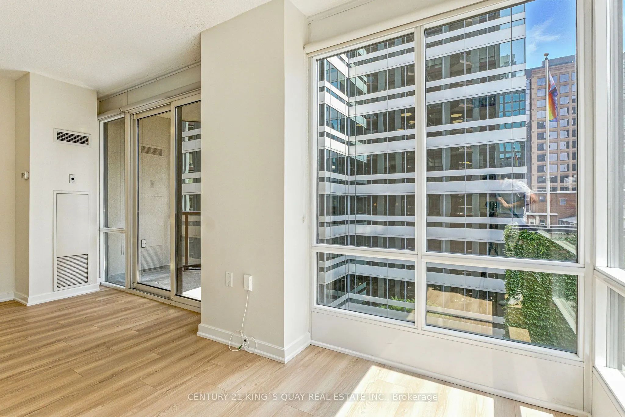 85 Bloor Street E, #810