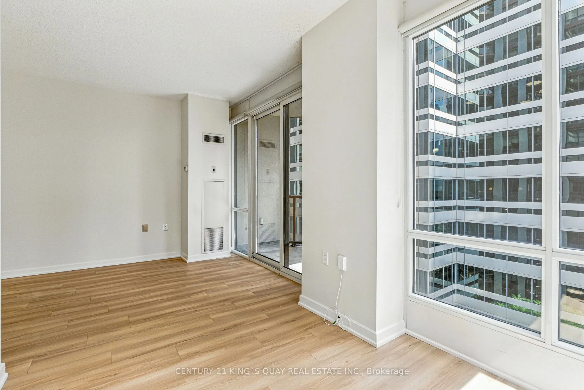 85 Bloor Street E, #810