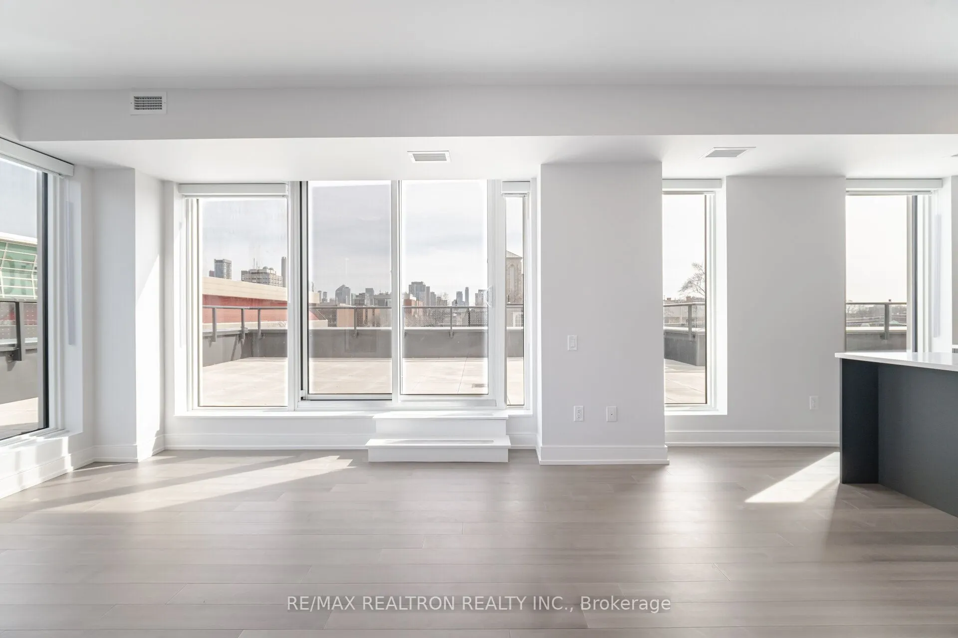 664 Spadina Avenue, #410