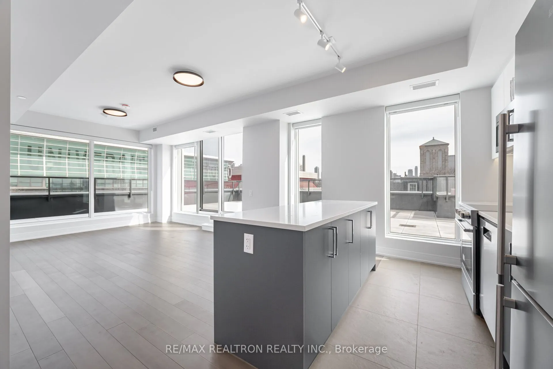 664 Spadina Avenue, #410