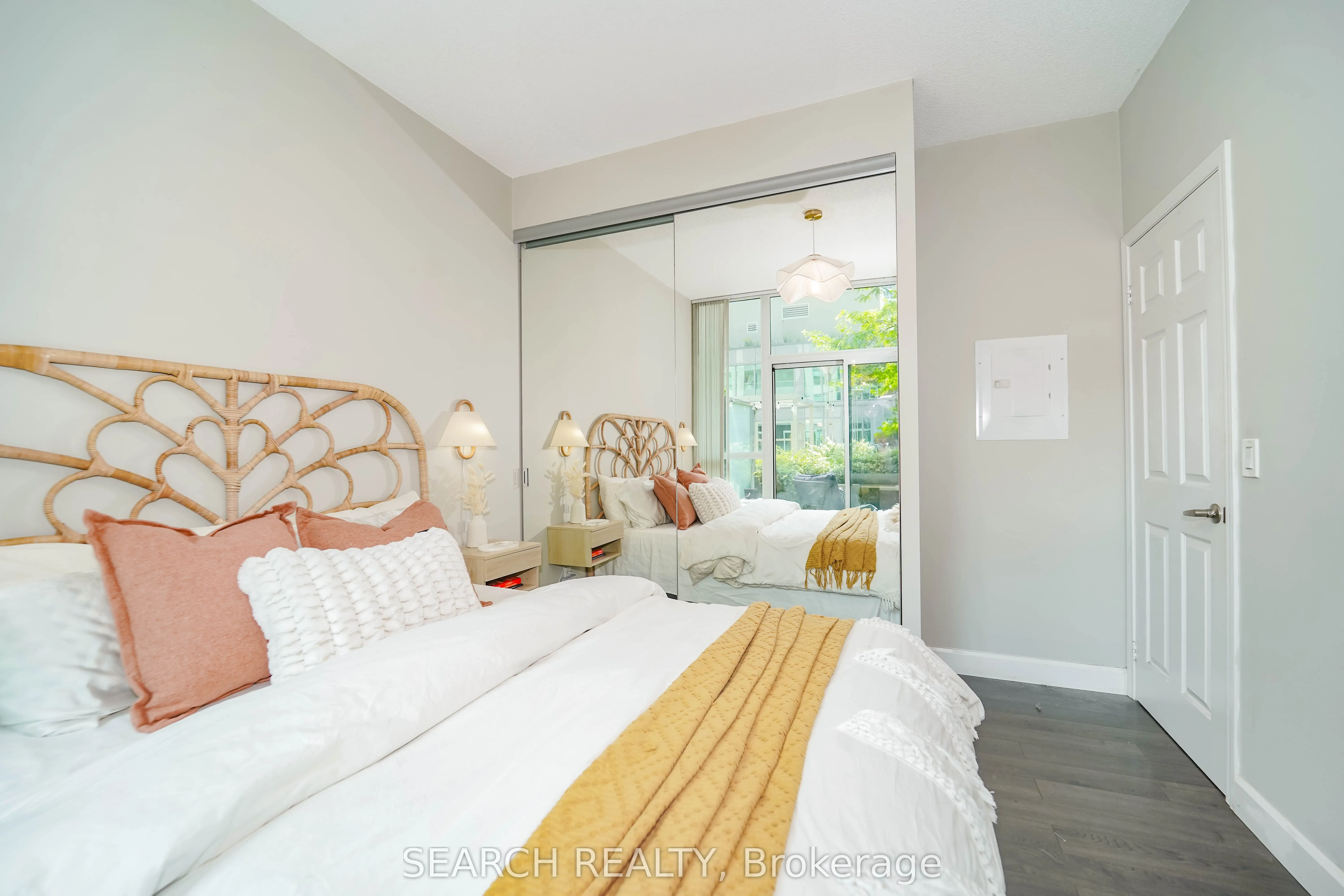 19 Grand Trunk Crescent, #201