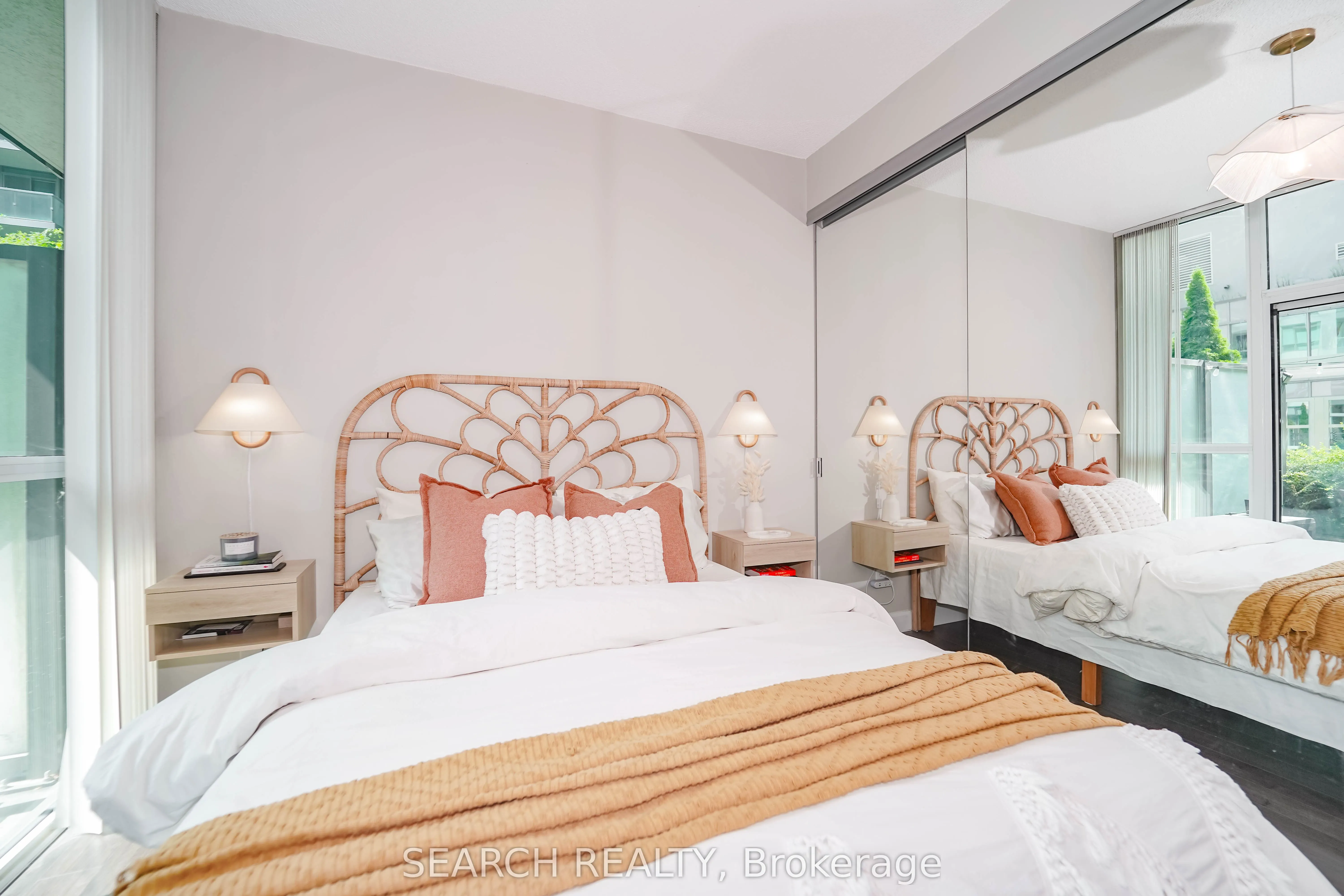 19 Grand Trunk Crescent, #201