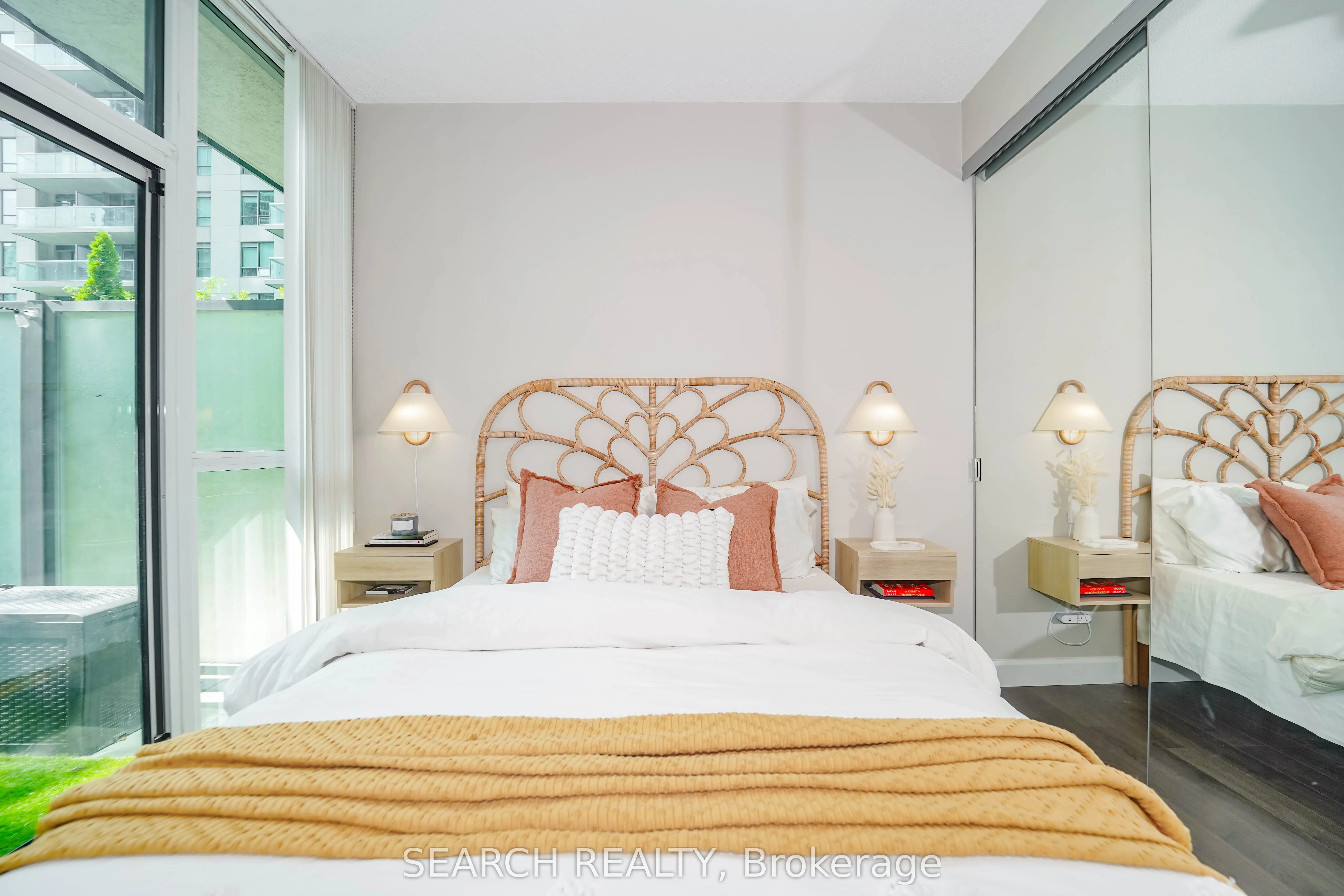 19 Grand Trunk Crescent, #201