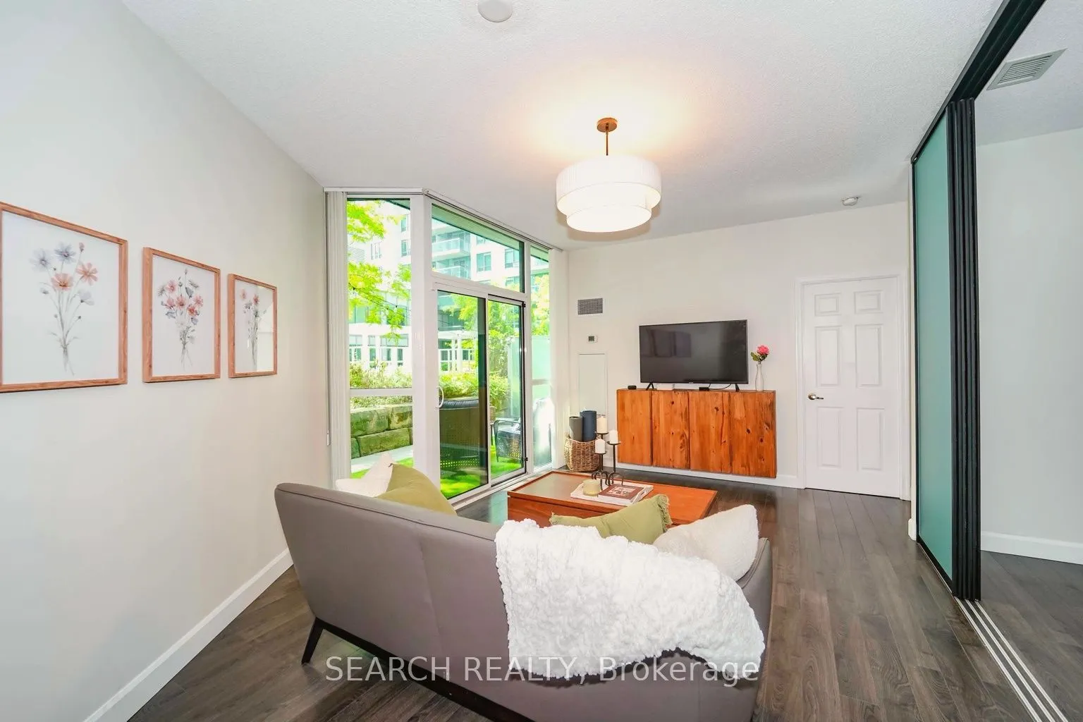 19 Grand Trunk Crescent, #201
