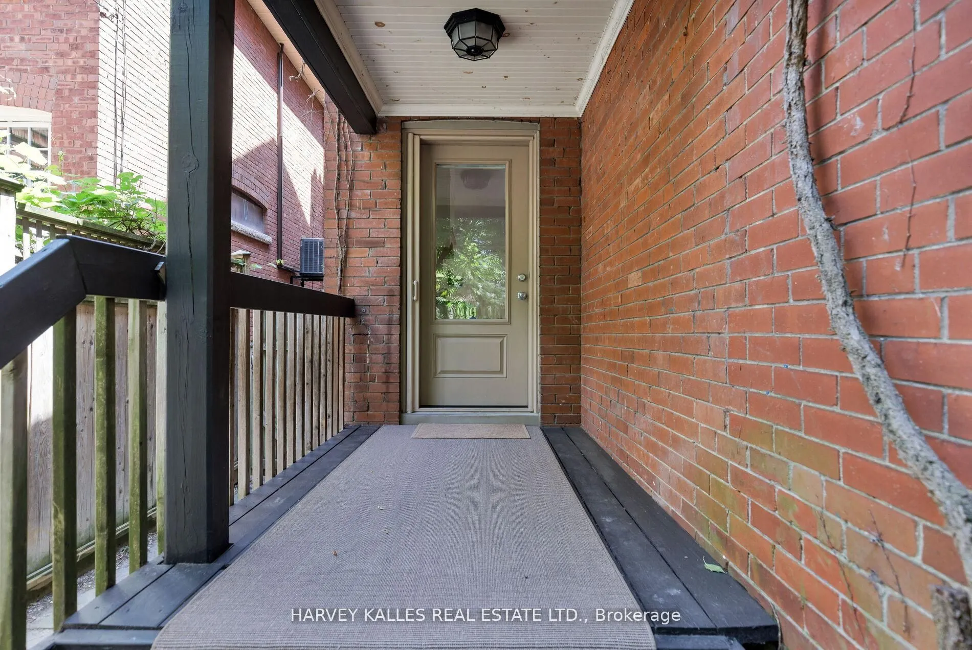 8 Edgewood Crescent