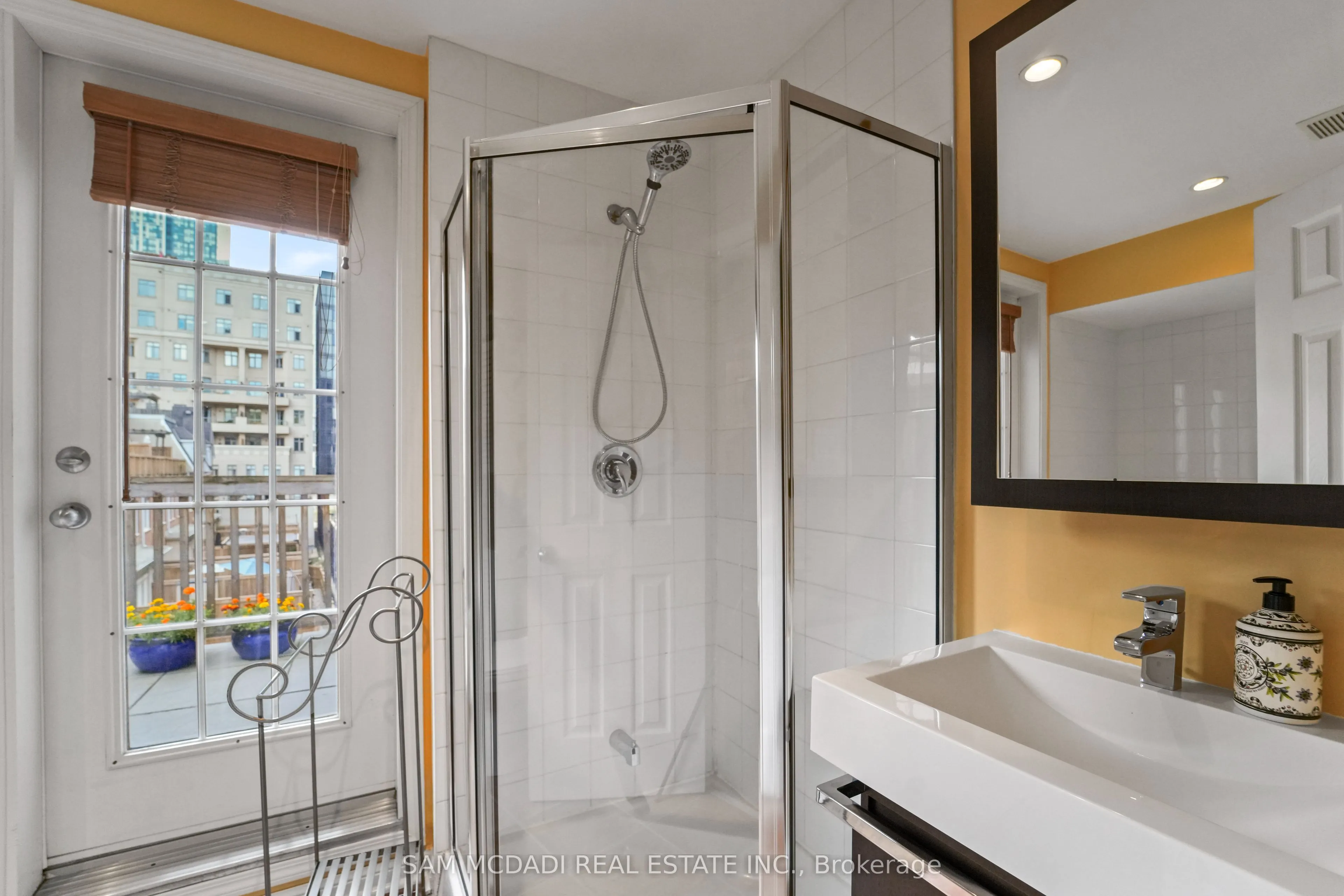 29 Niagara Street, #49
