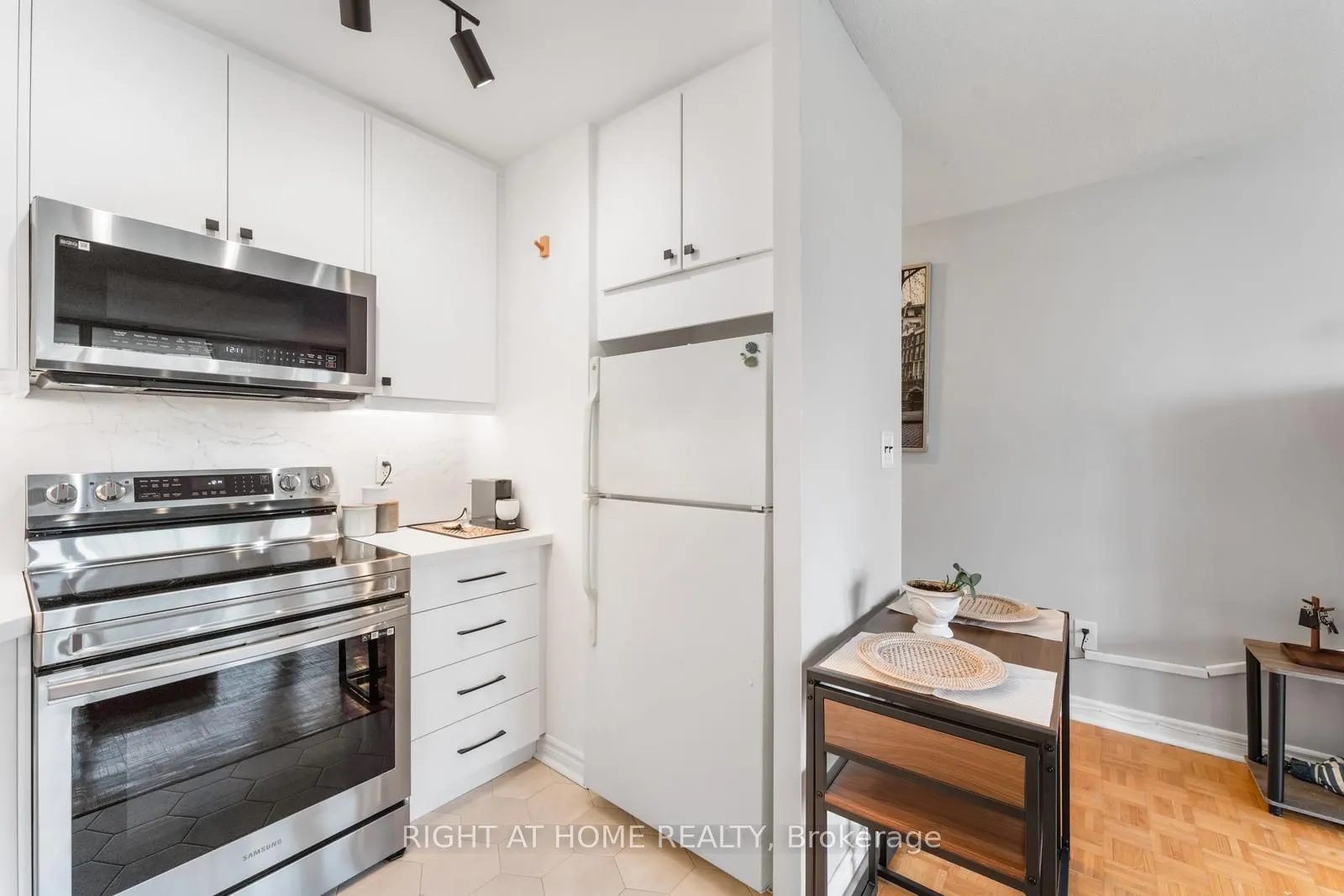 40 Homewood Avenue, #817