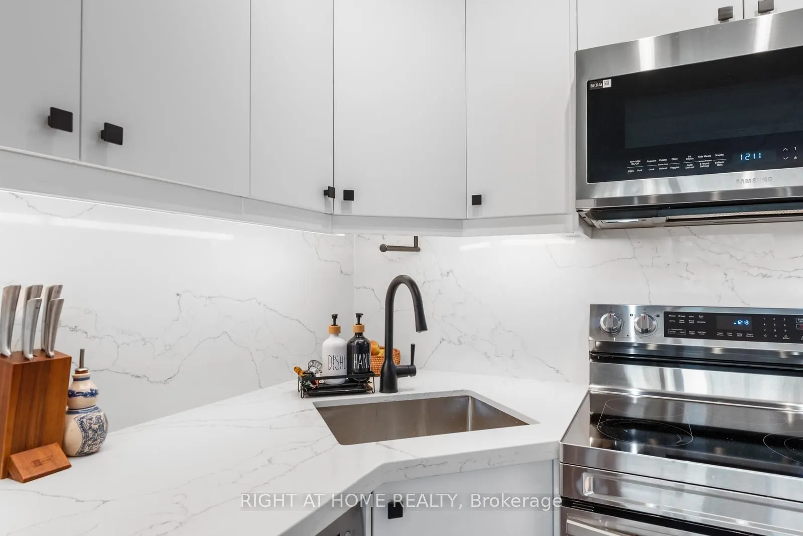 40 Homewood Avenue, #817