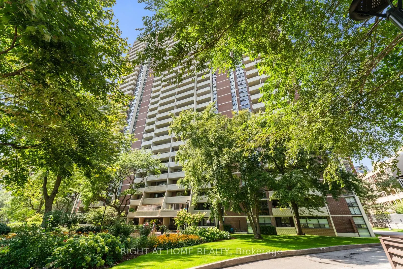 40 Homewood Avenue, #817