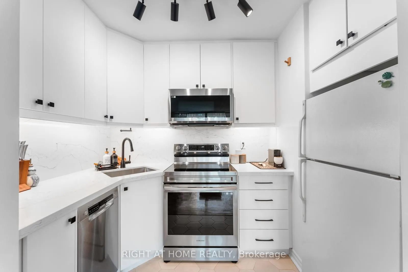 40 Homewood Avenue, #817