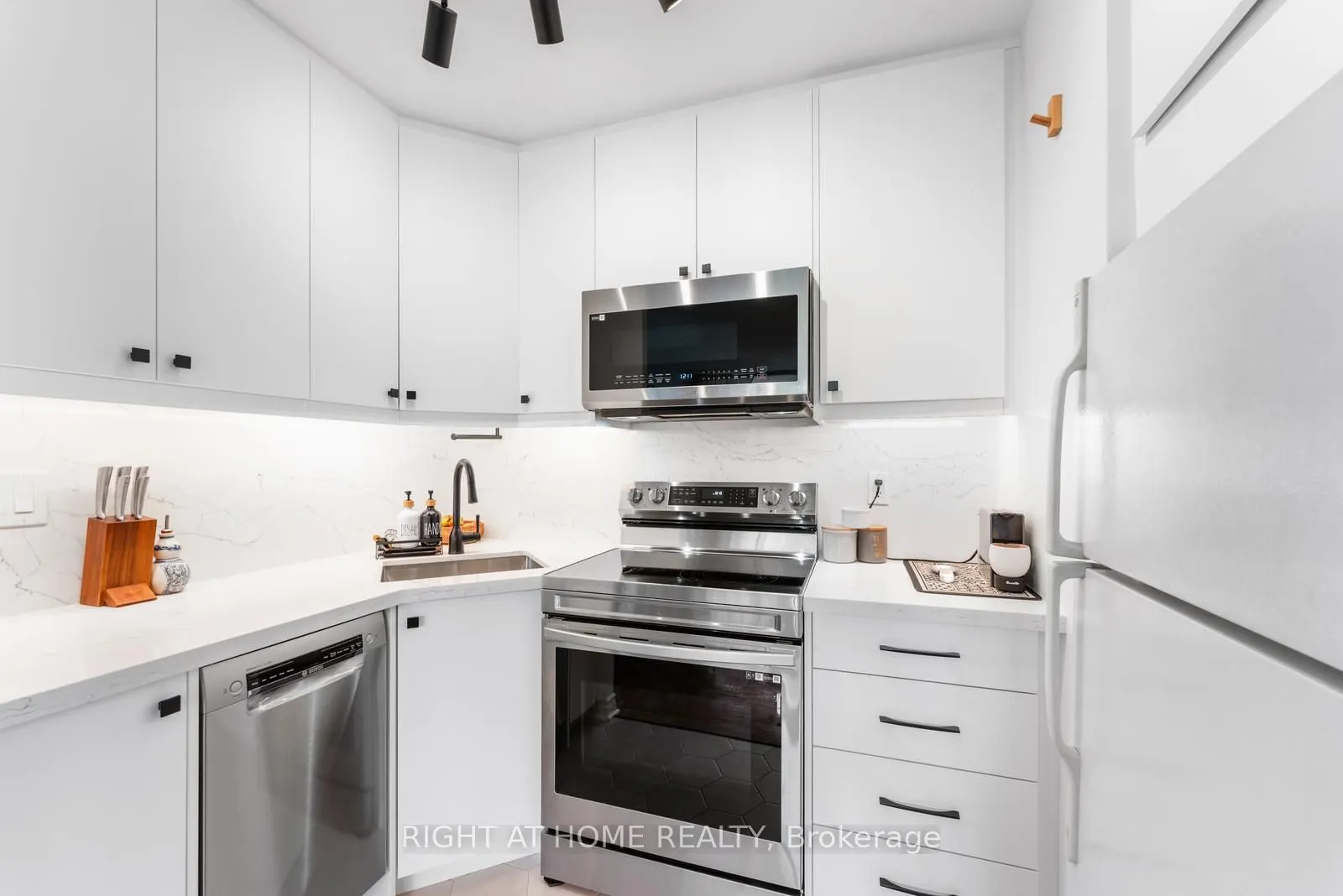 40 Homewood Avenue, #817