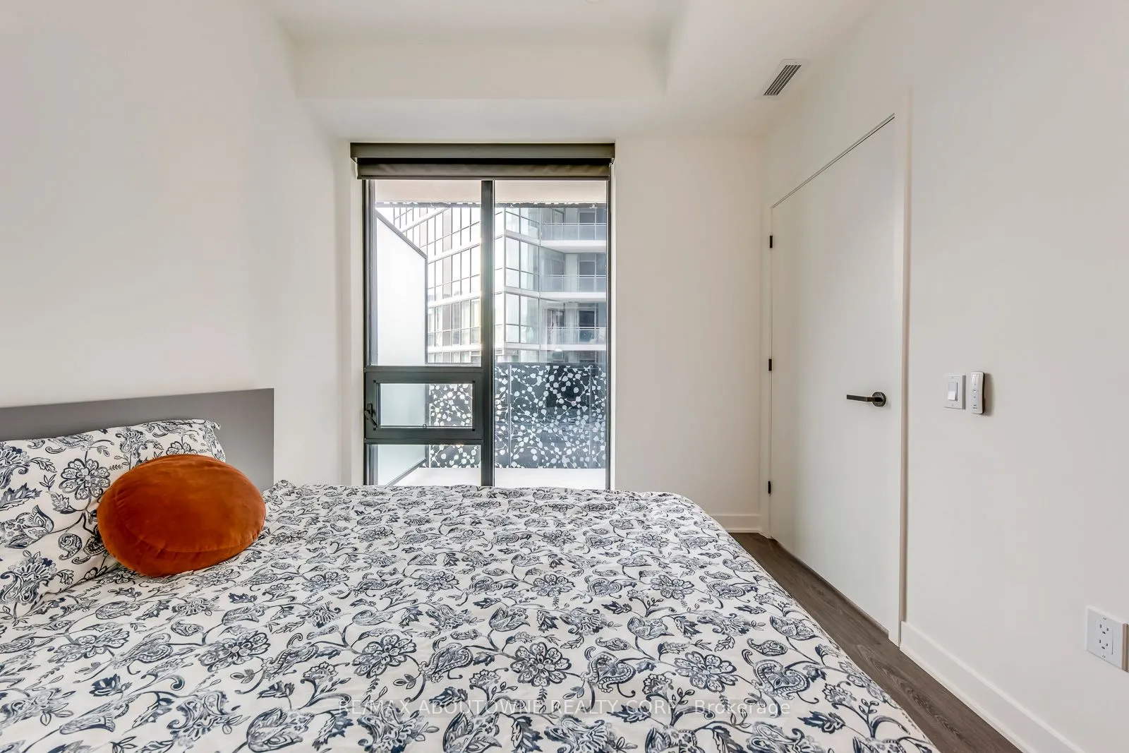 55 Charles Street E, #1807