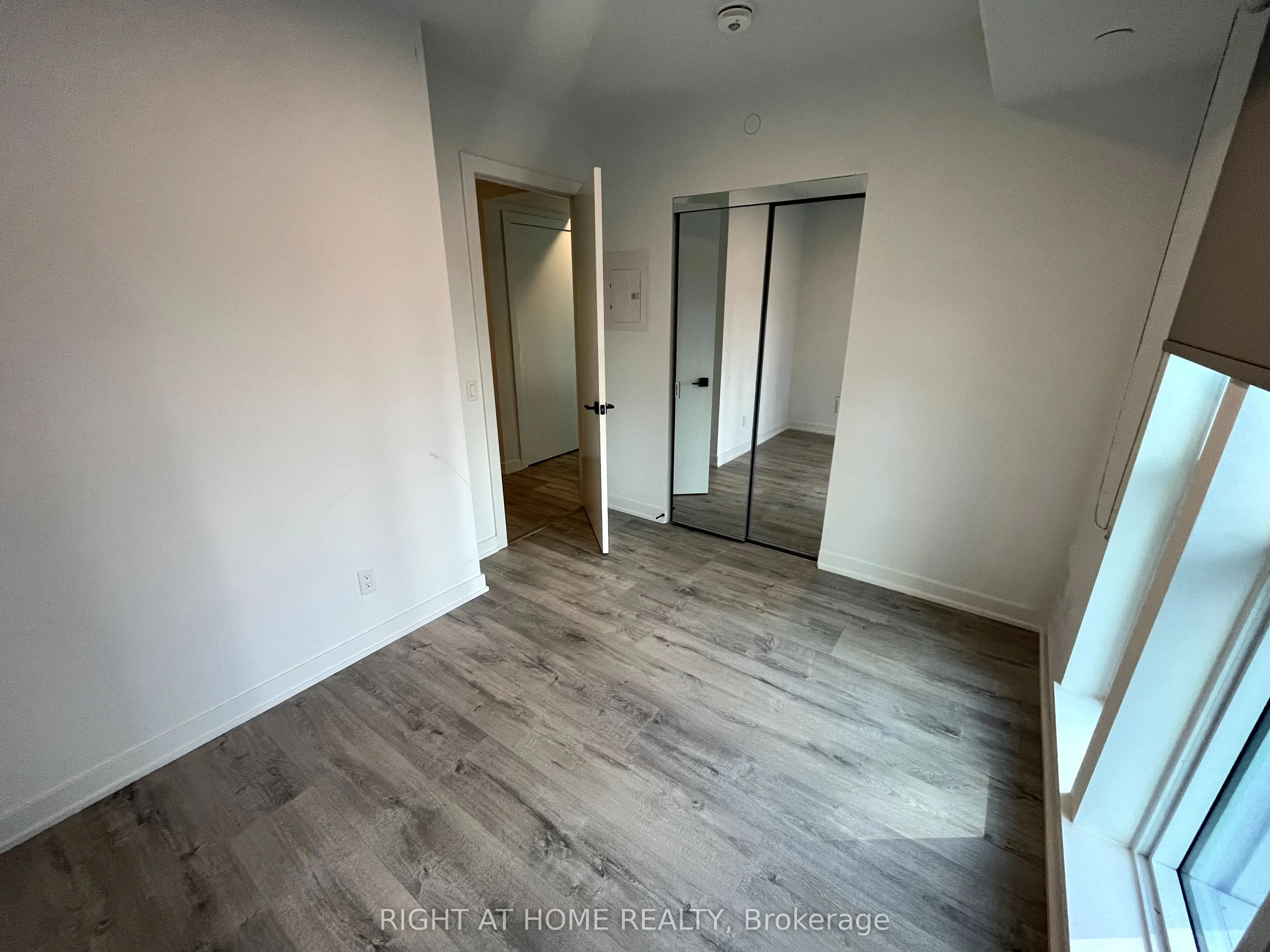 327 King Street W, #1106