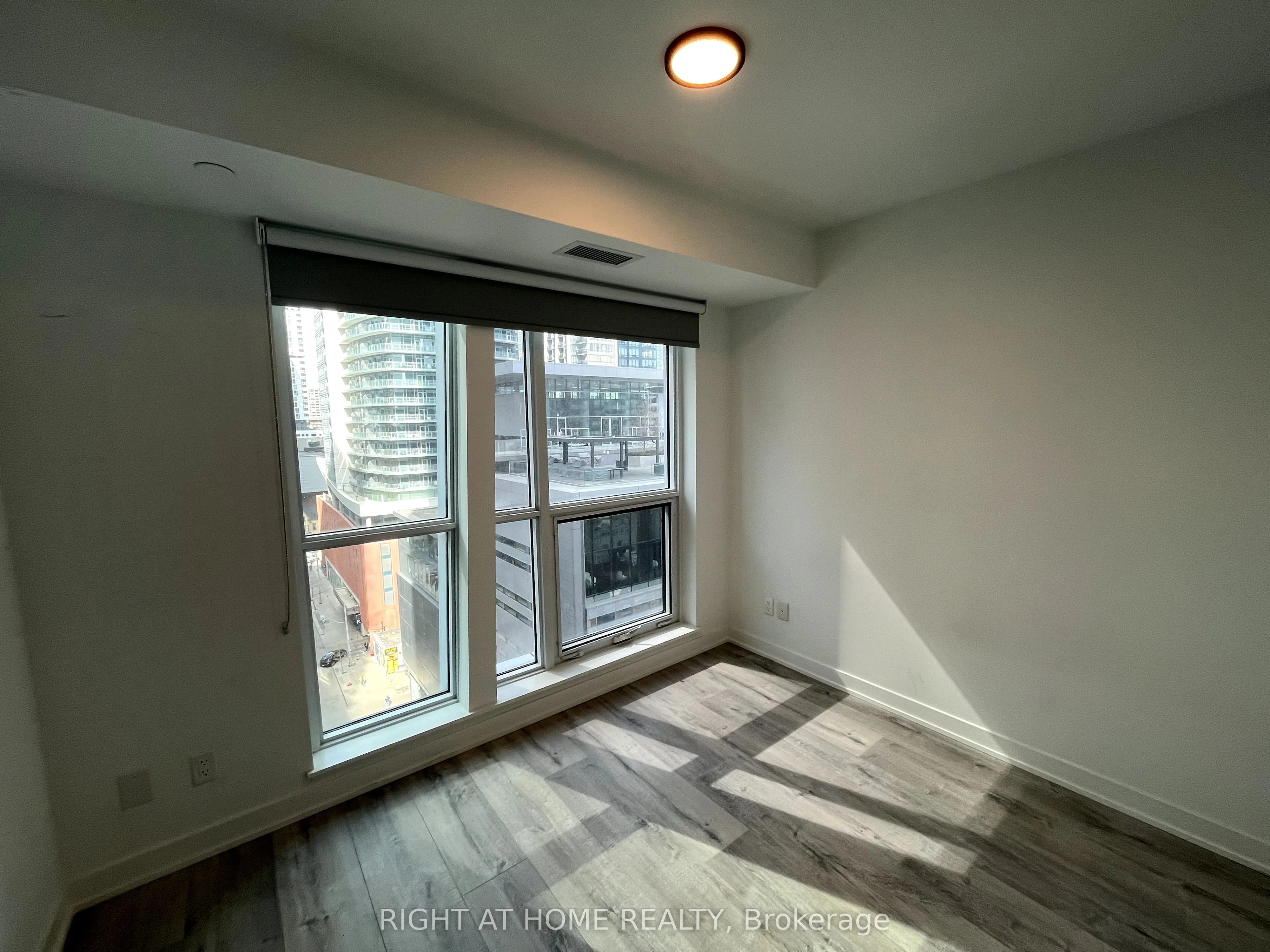 327 King Street W, #1106