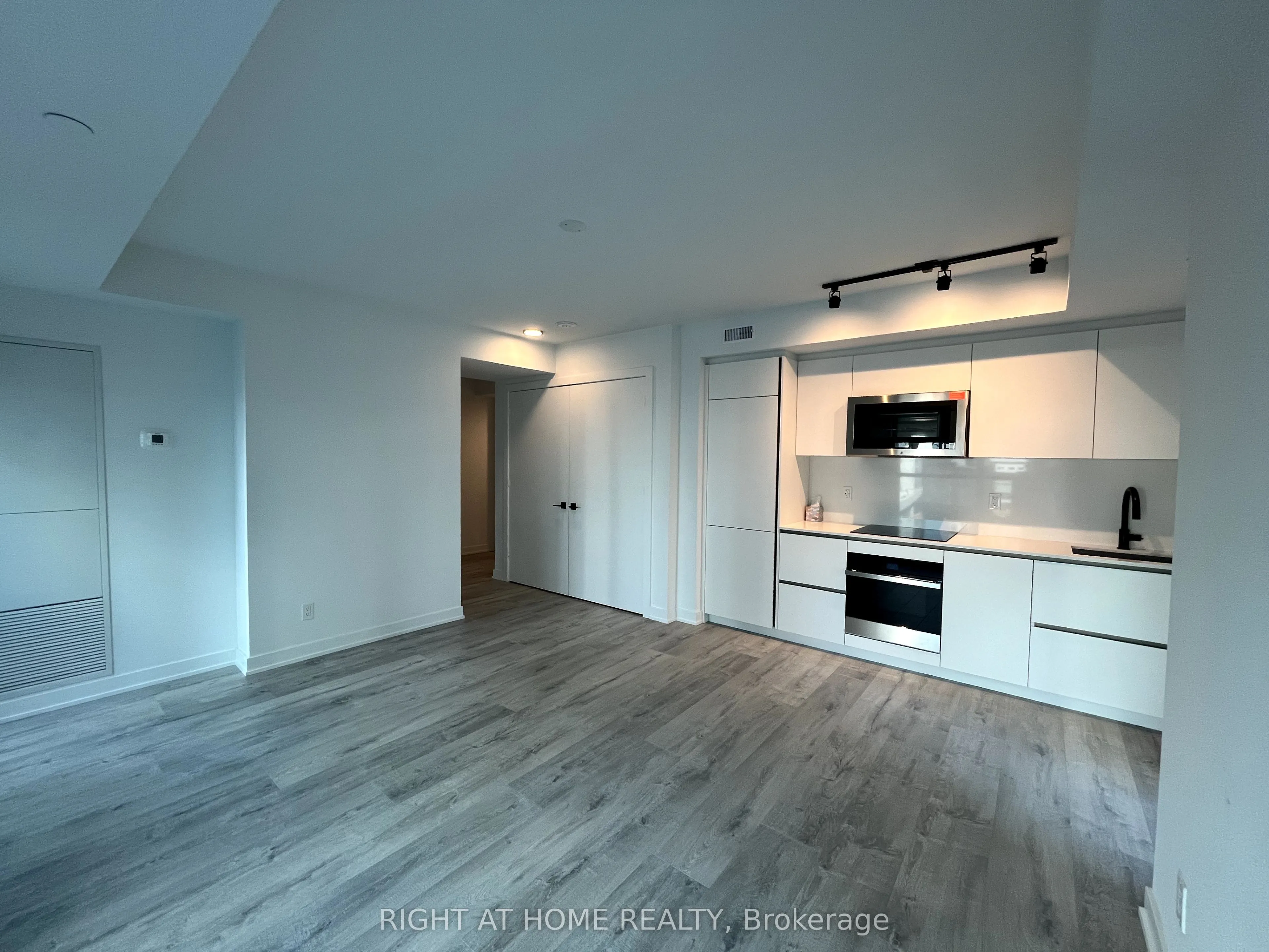 327 King Street W, #1106
