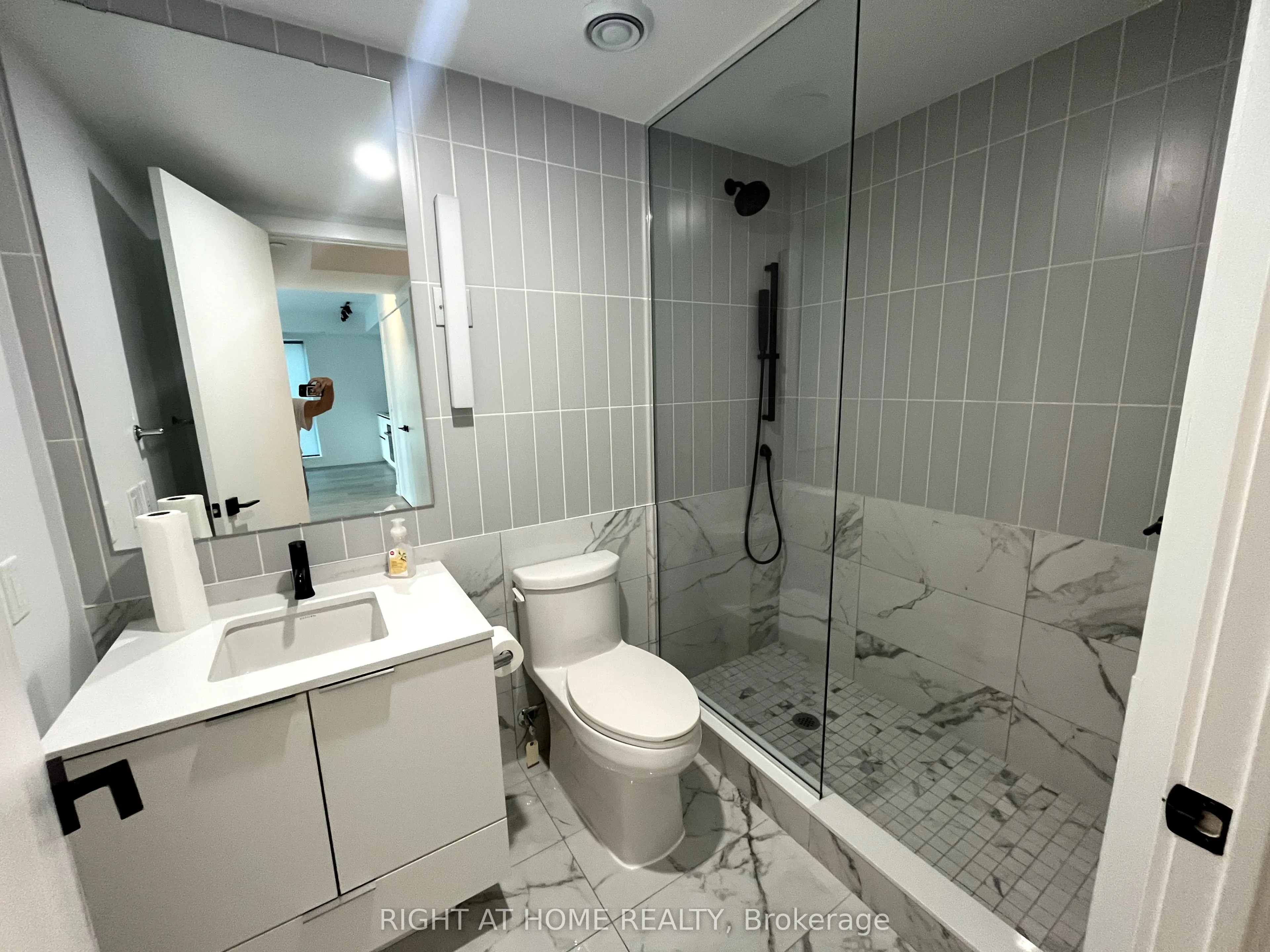 327 King Street W, #1106
