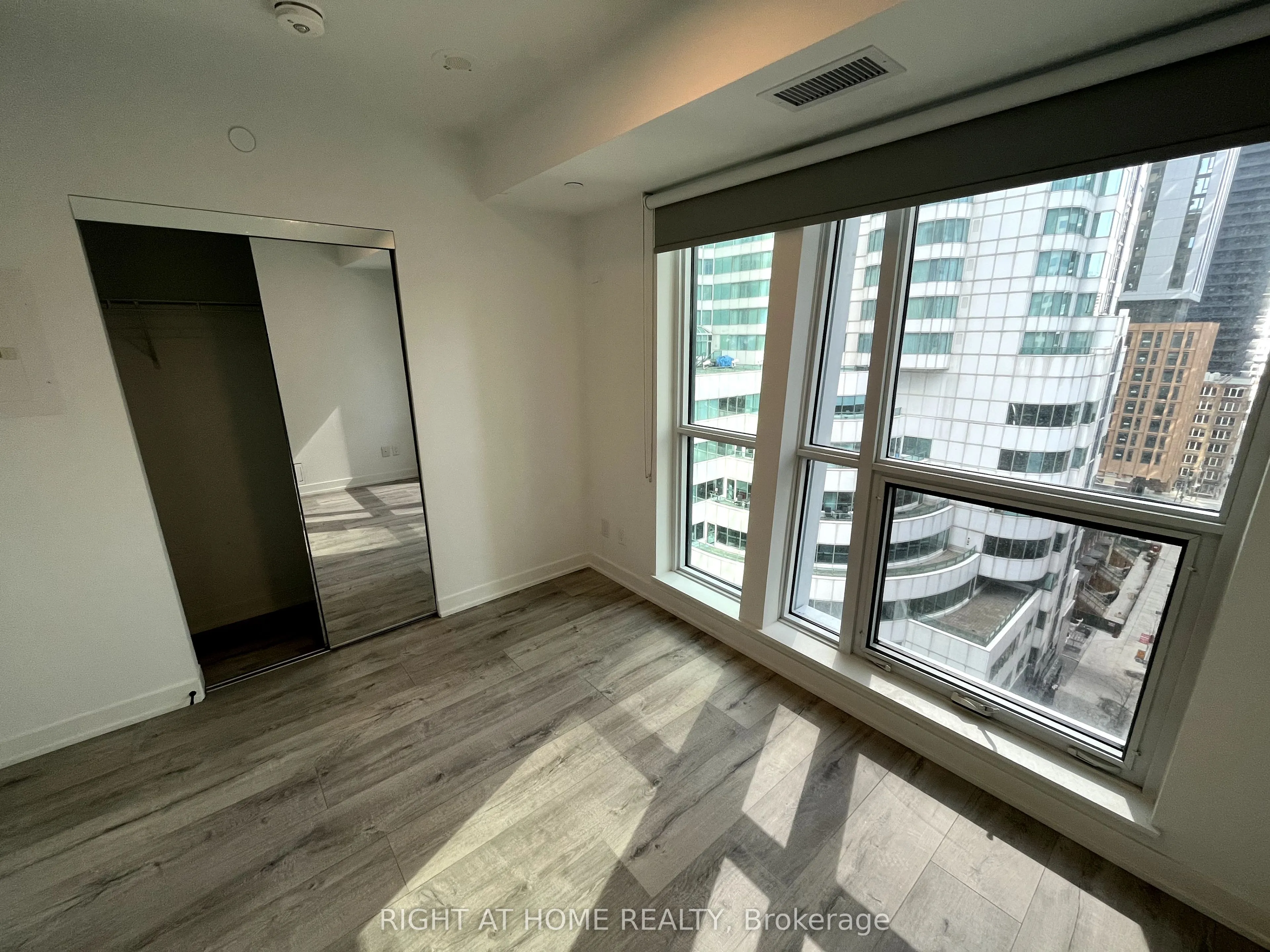 327 King Street W, #1106