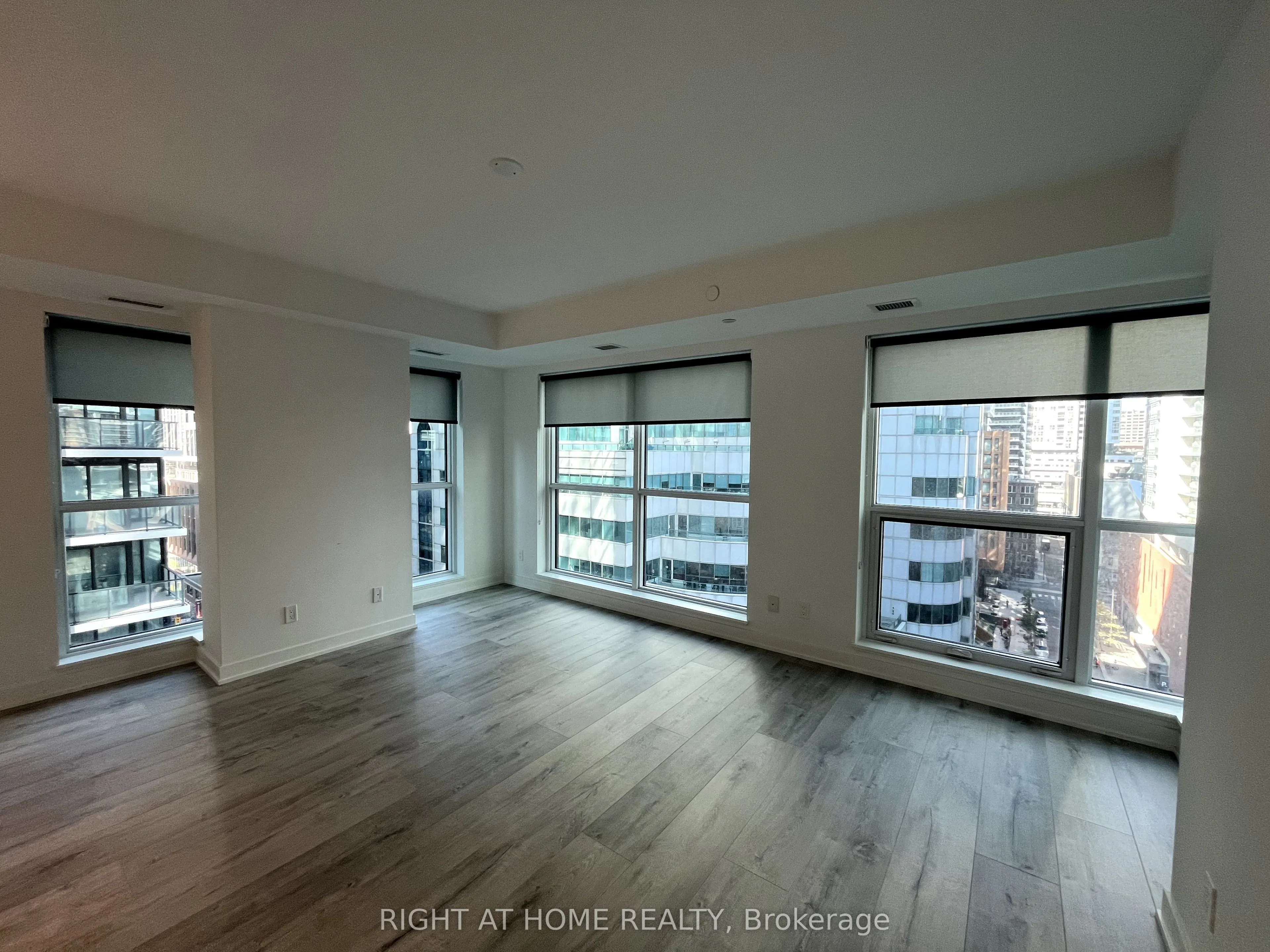 327 King Street W, #1106