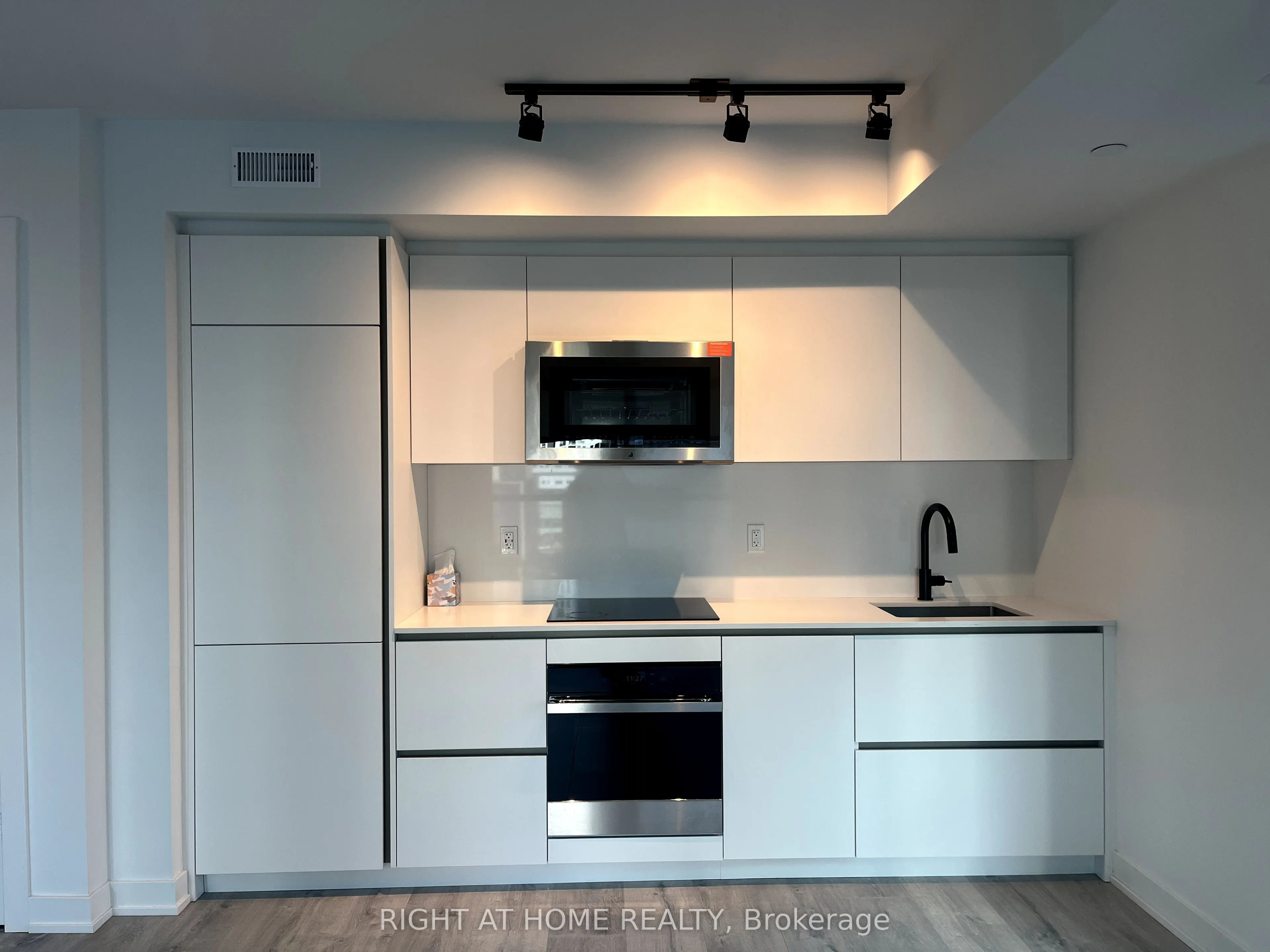327 King Street W, #1106