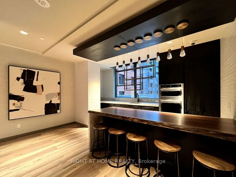 327 King Street W, #1106