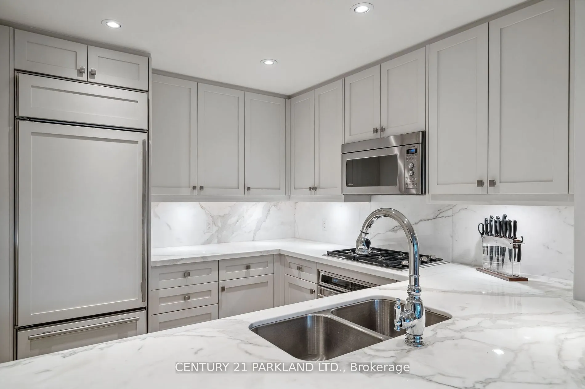 155 St Clair Avenue W, #409