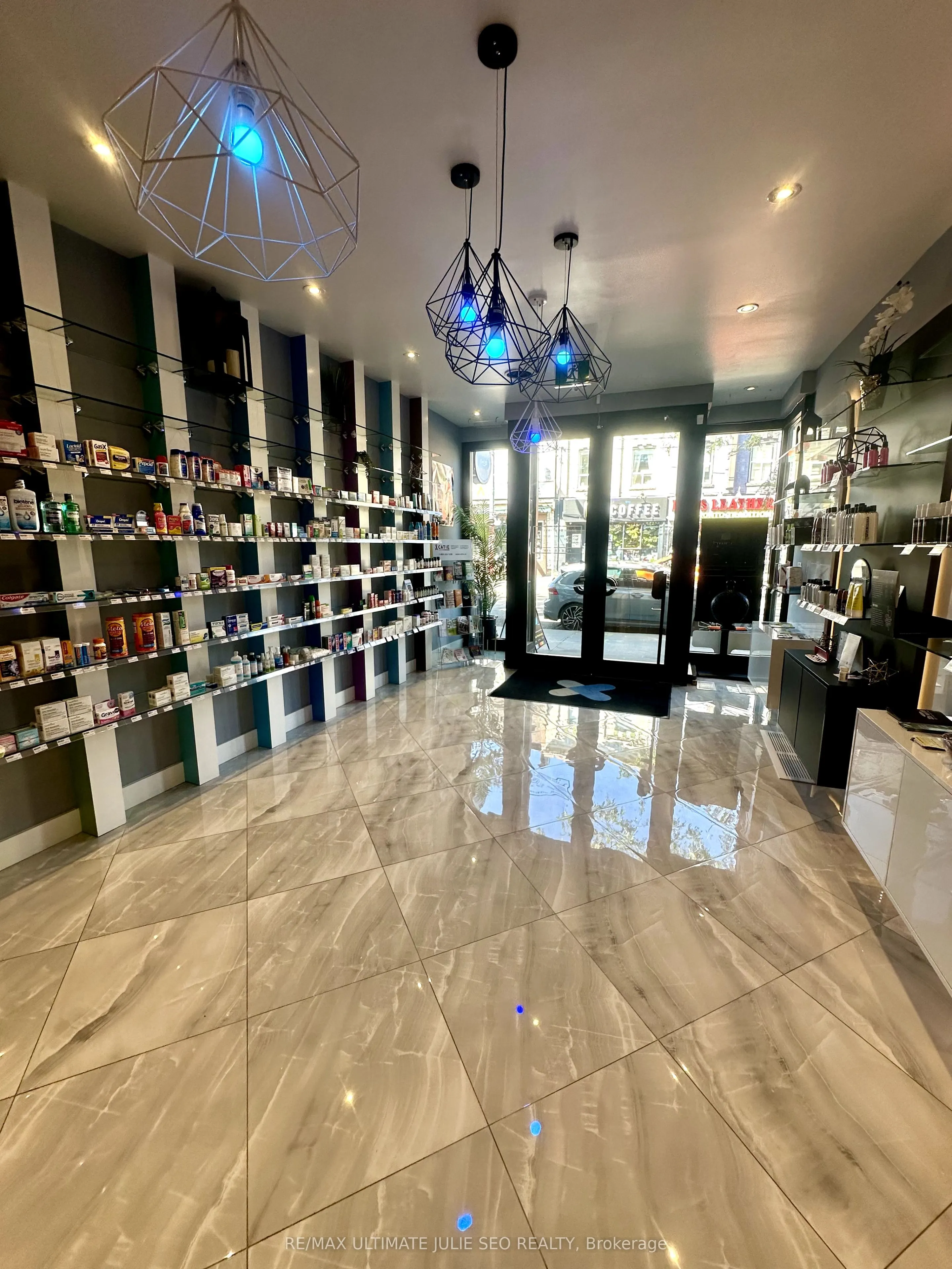 819 Queen Street W