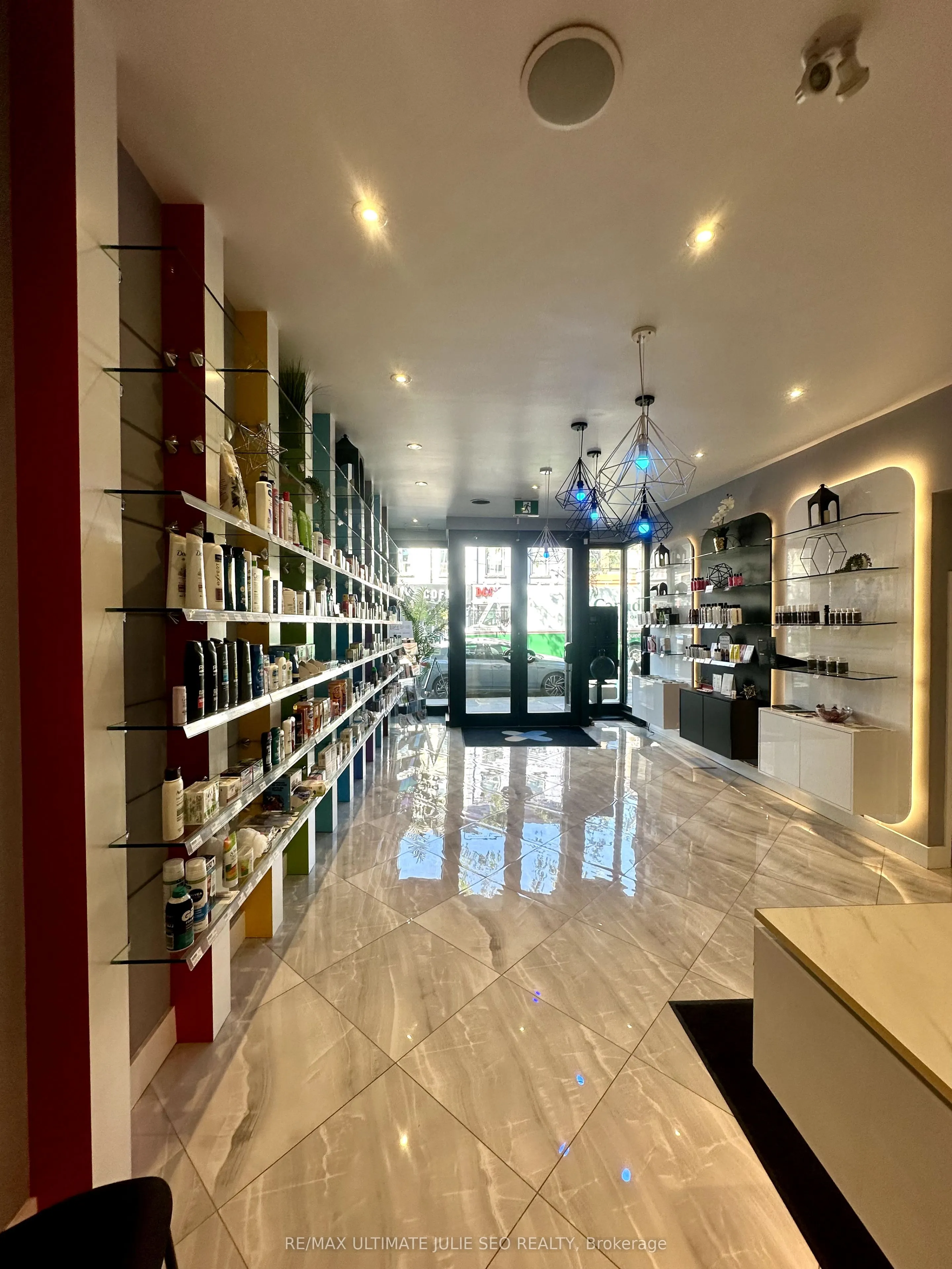 819 Queen Street W