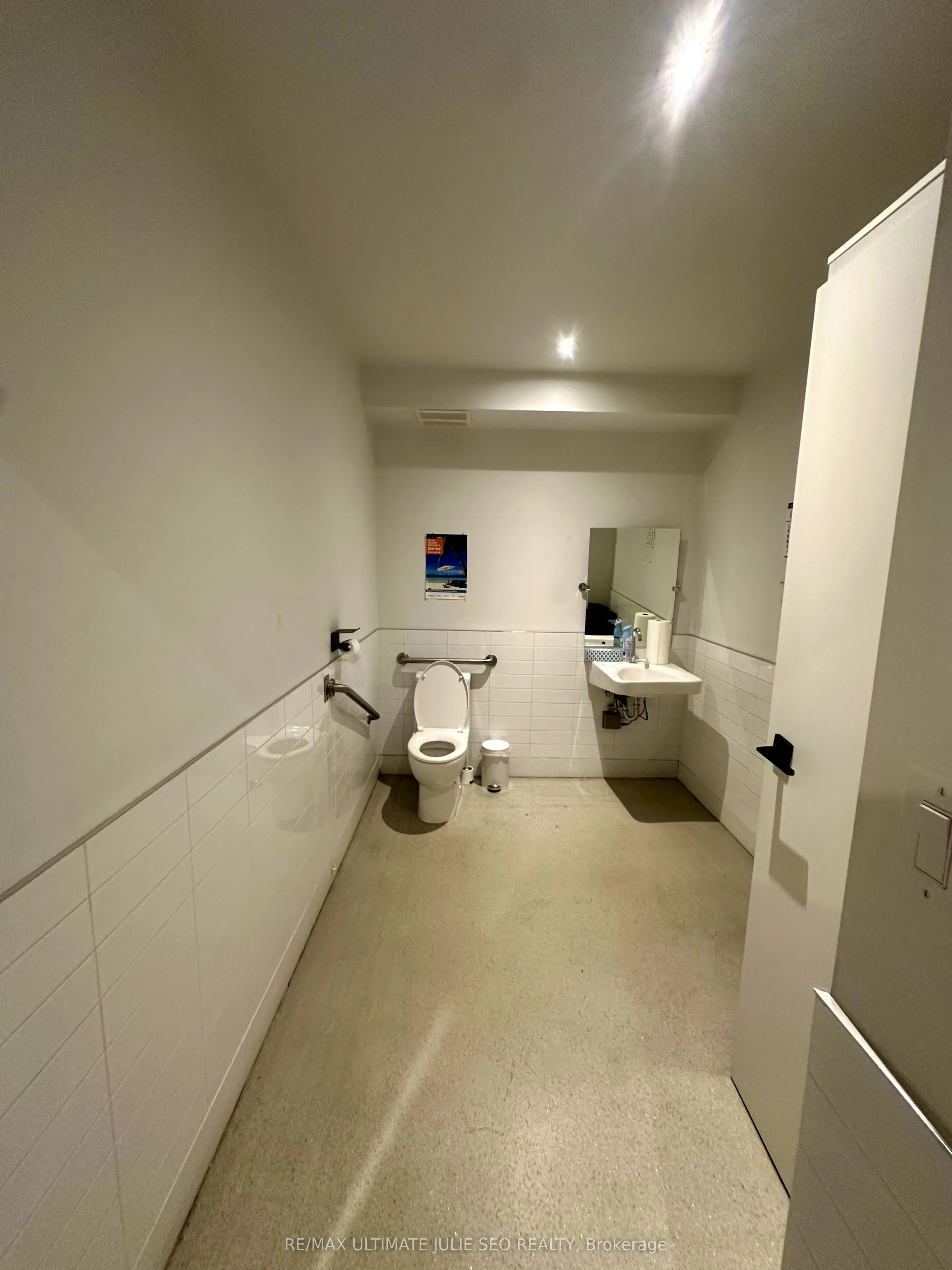 819 Queen Street W