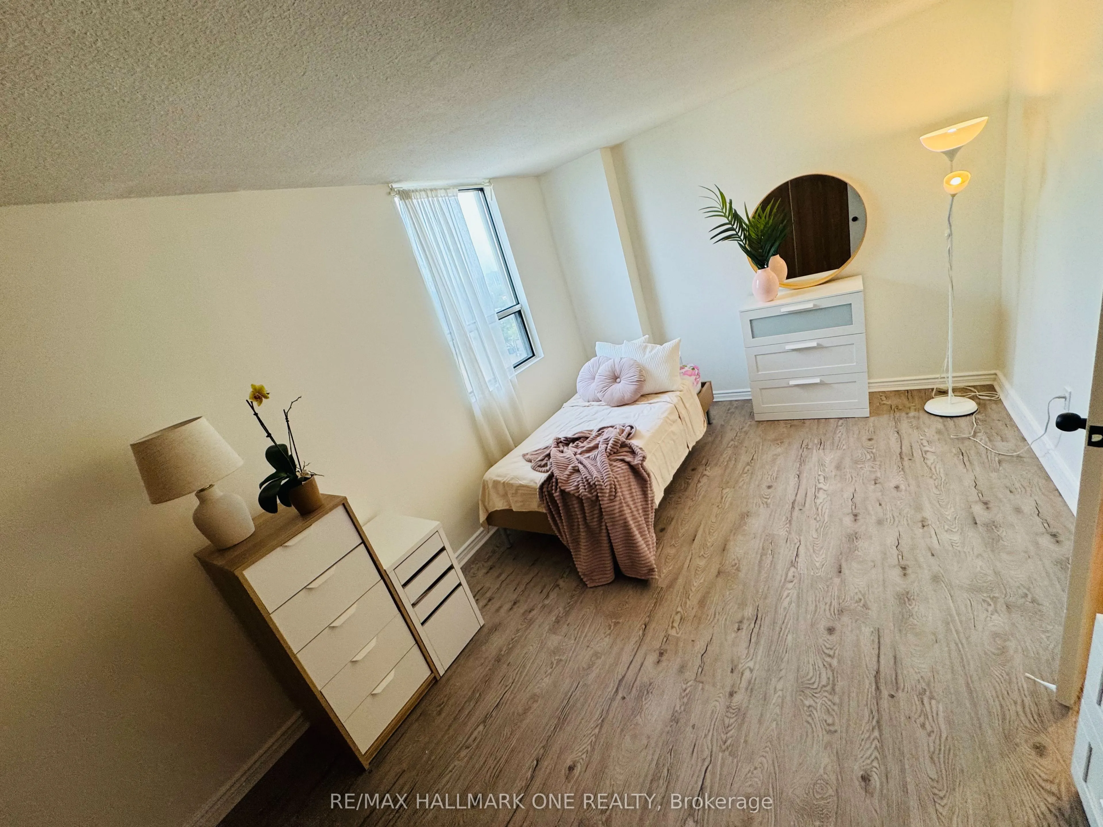 45 Sunrise Avenue E, #904