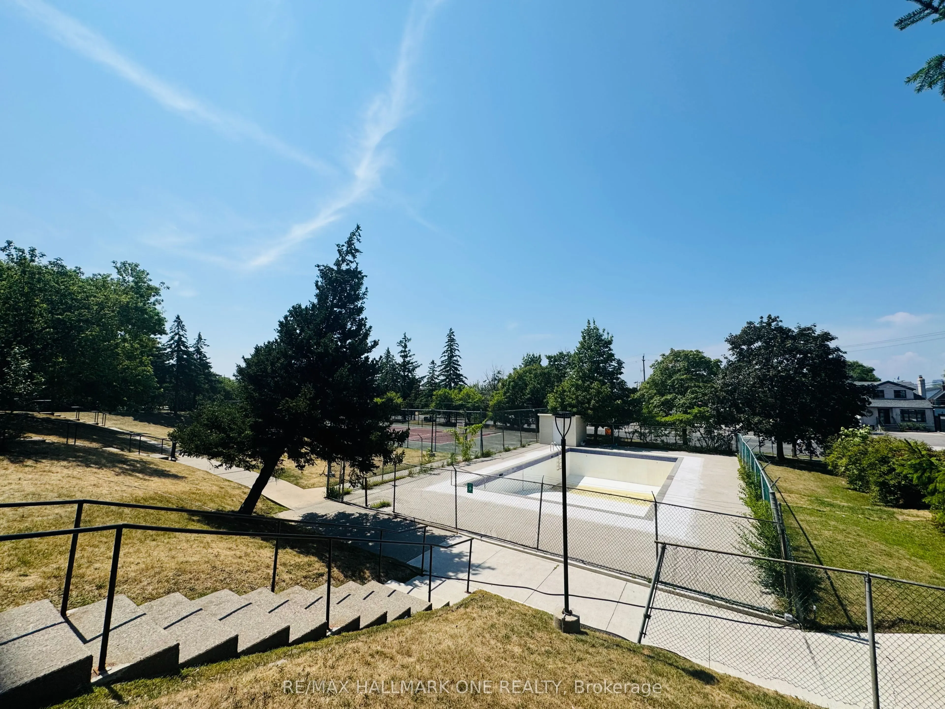 45 Sunrise Avenue E, #904