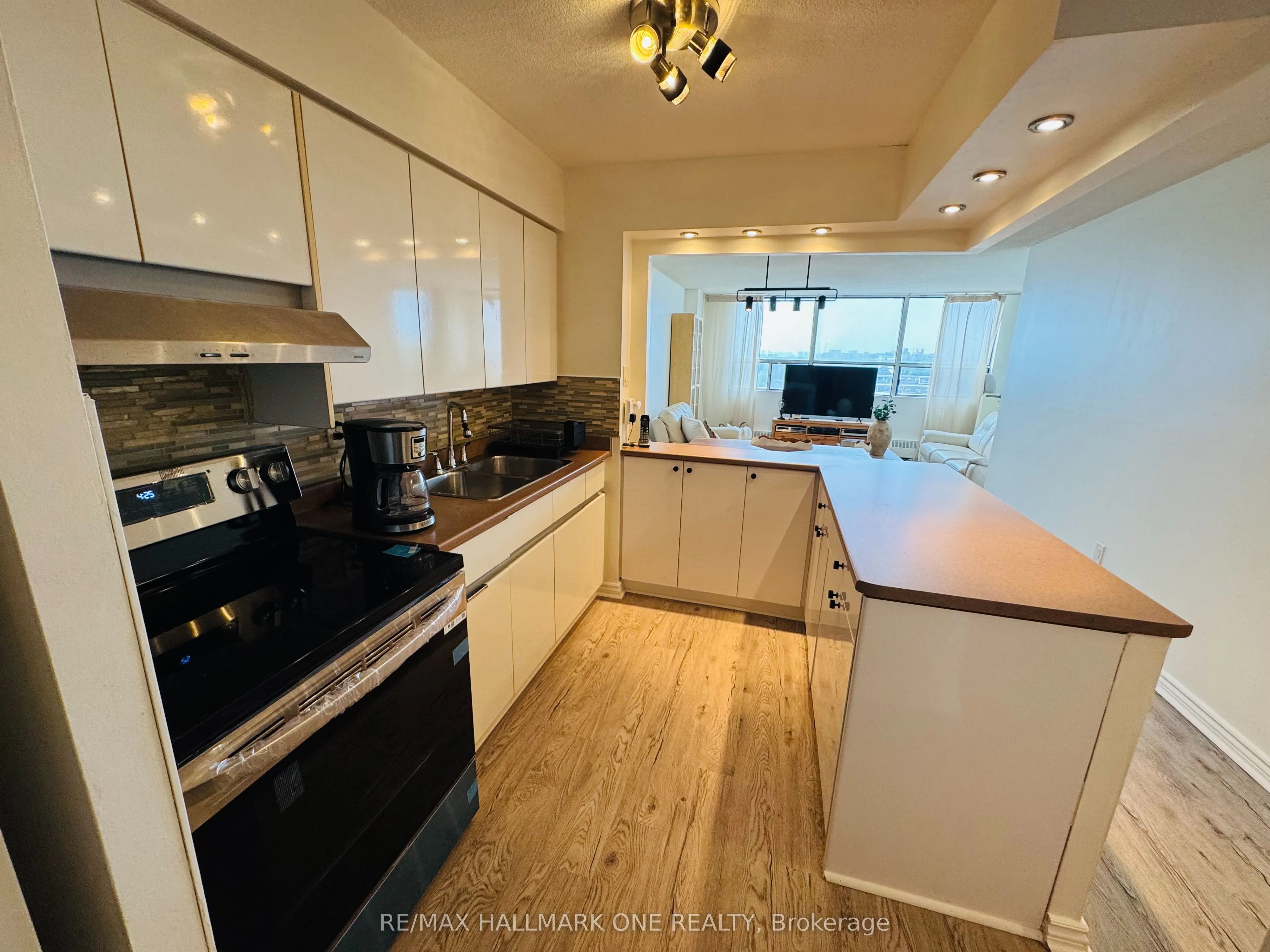 45 Sunrise Avenue E, #904