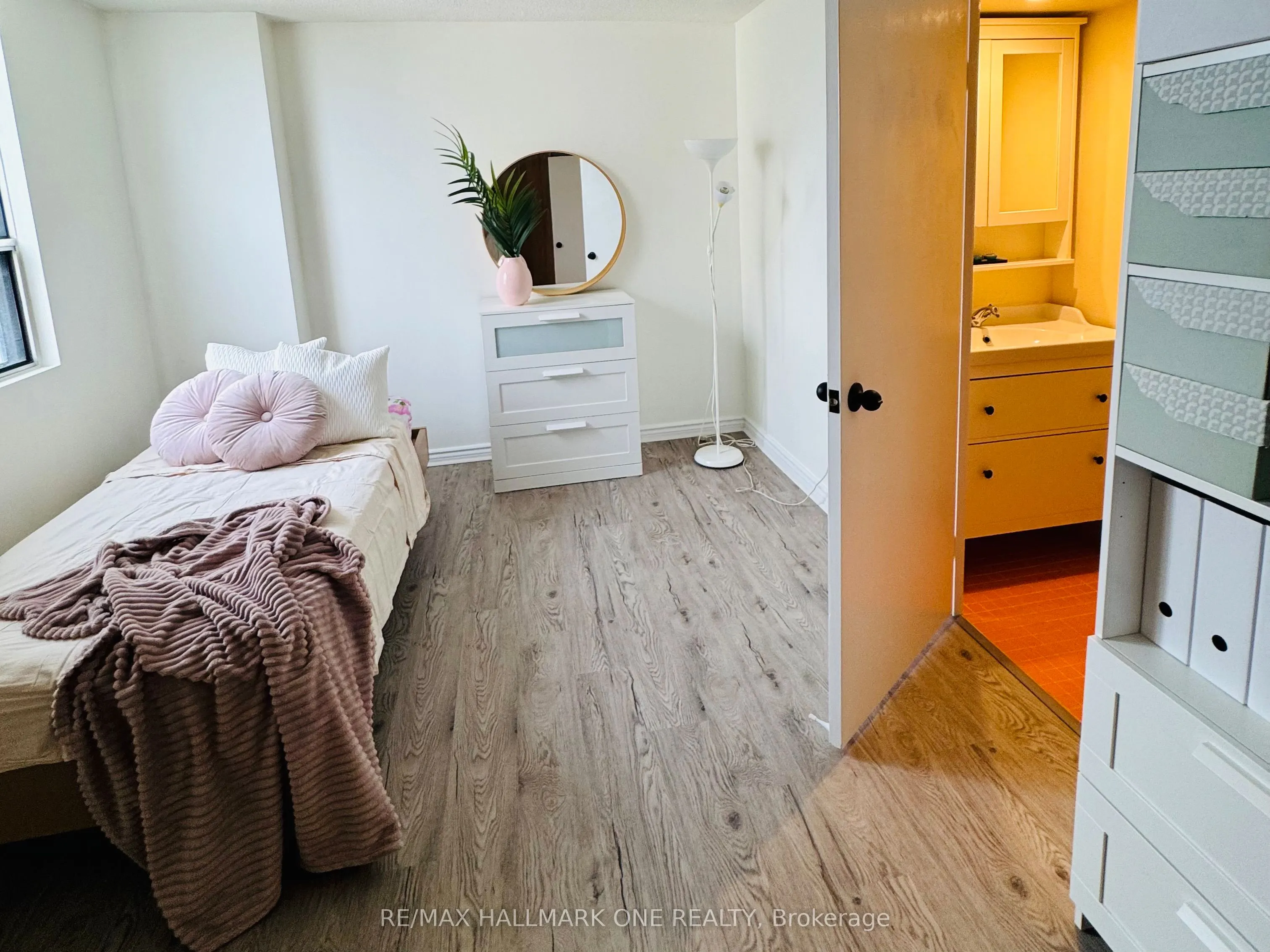 45 Sunrise Avenue E, #904