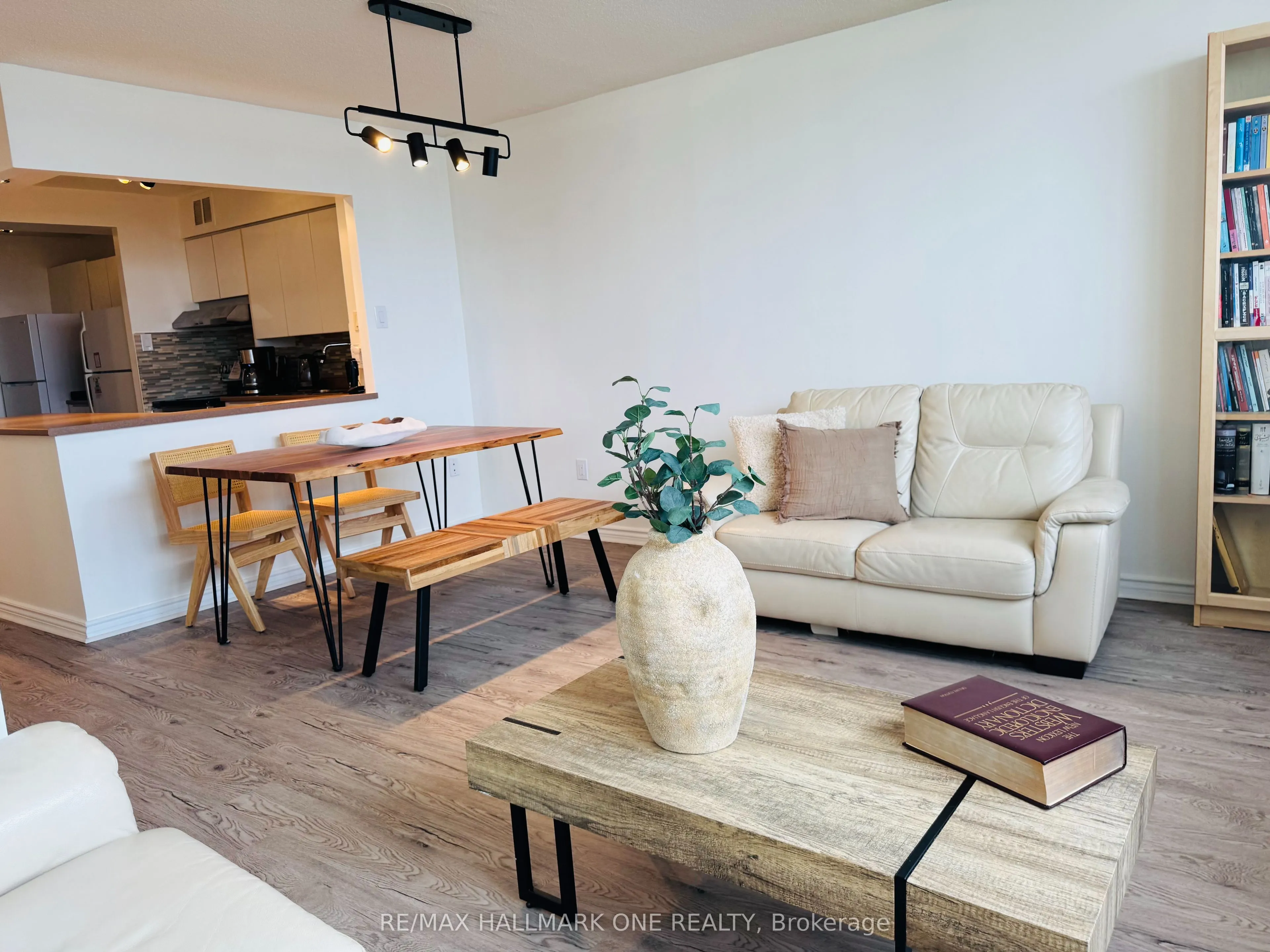45 Sunrise Avenue E, #904
