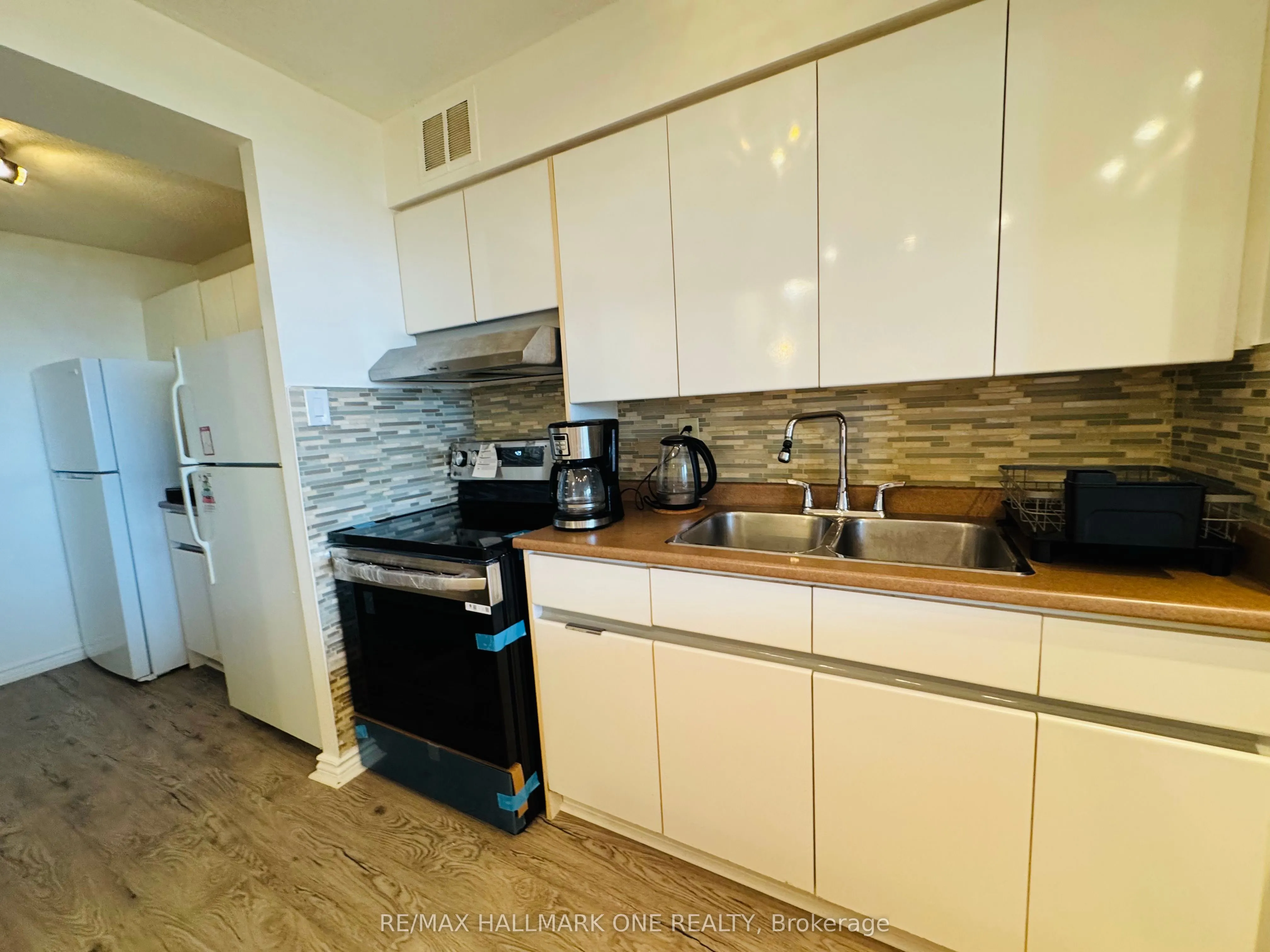 45 Sunrise Avenue E, #904
