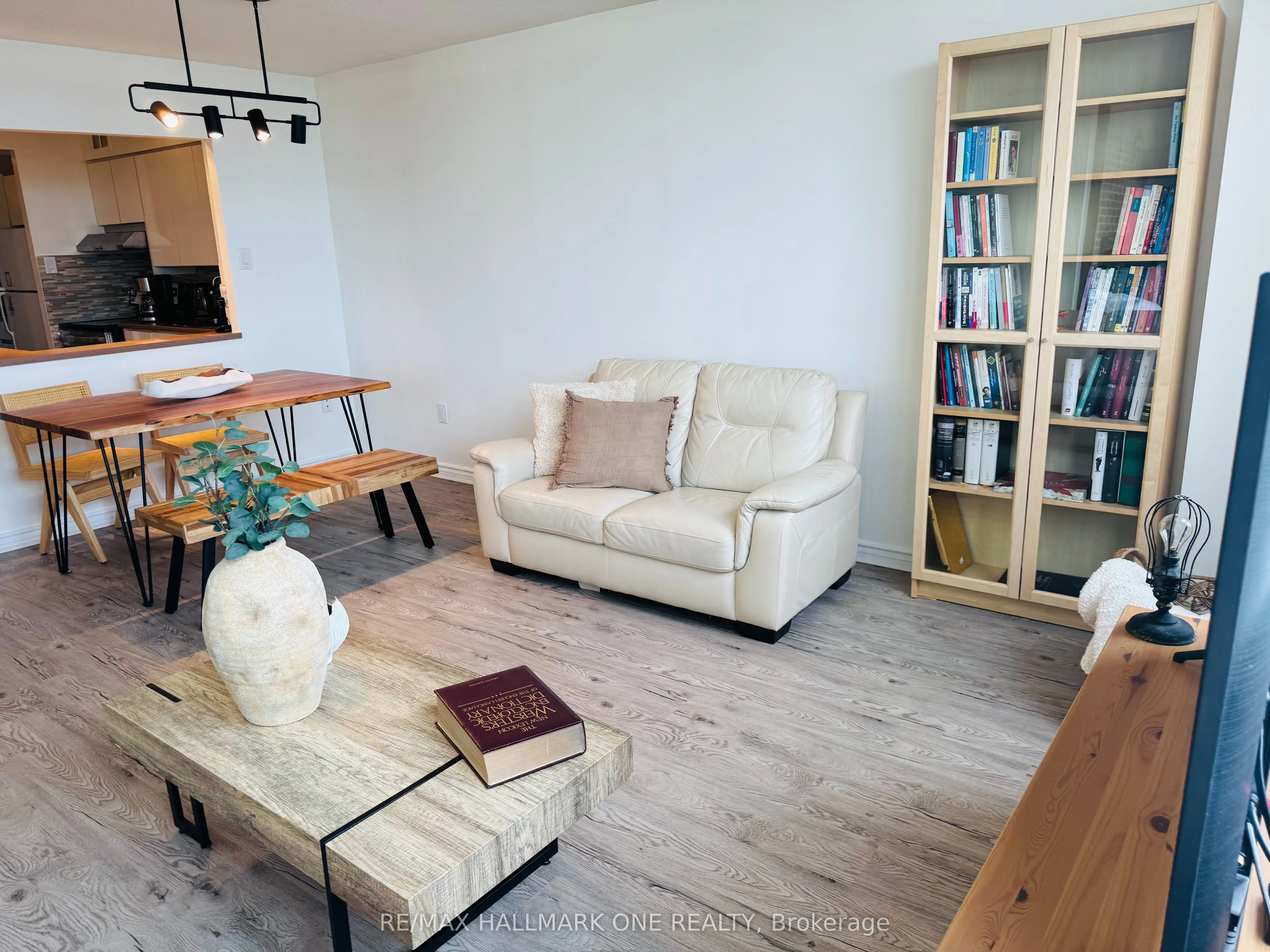 45 Sunrise Avenue E, #904