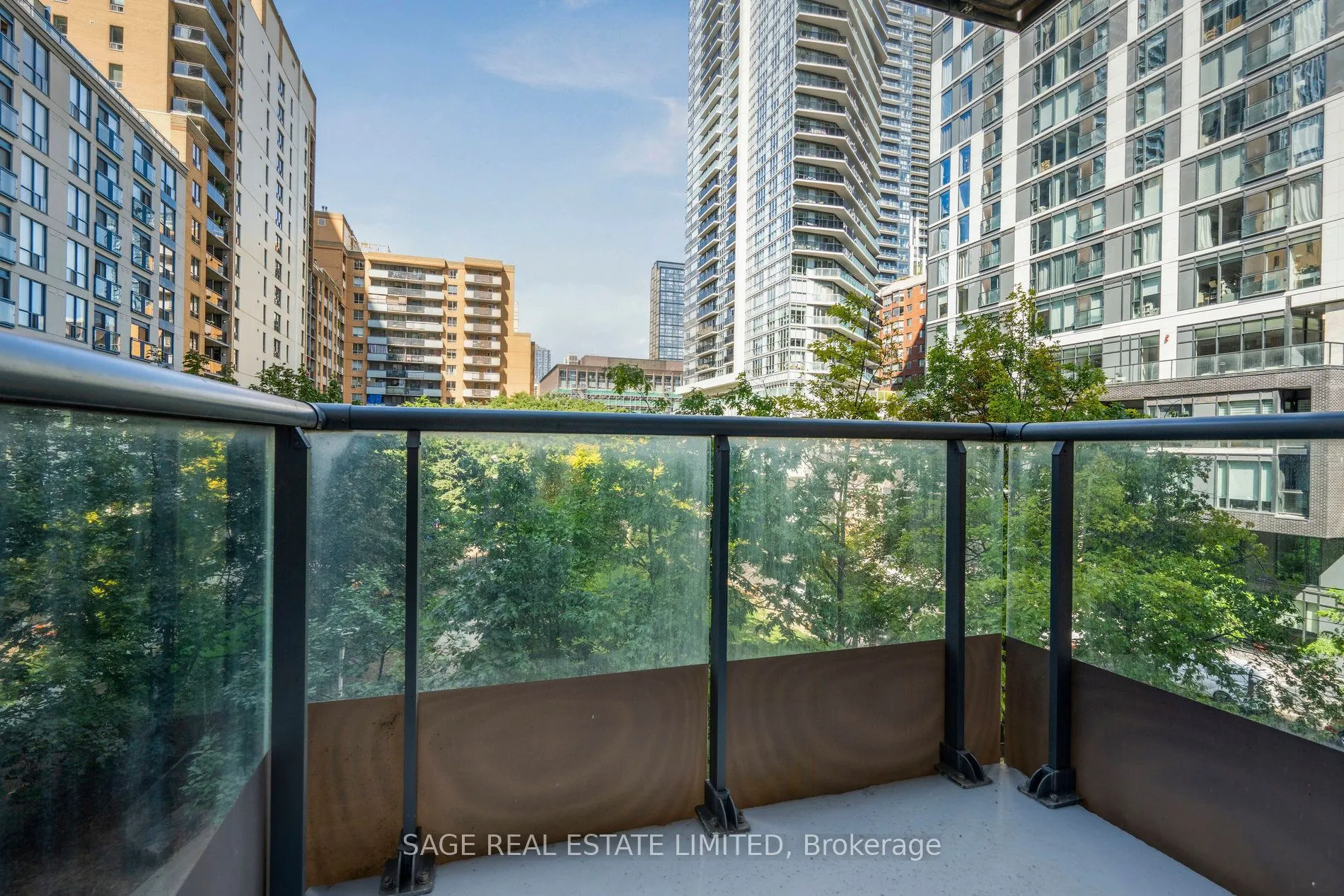 76 Shuter Street, #403