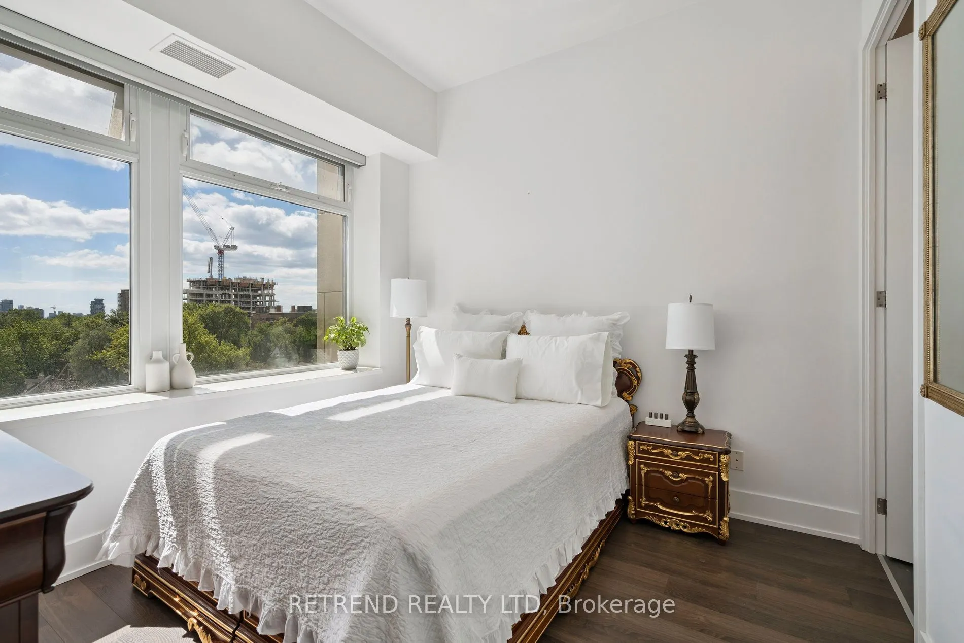 111 St Clair Avenue W, #610