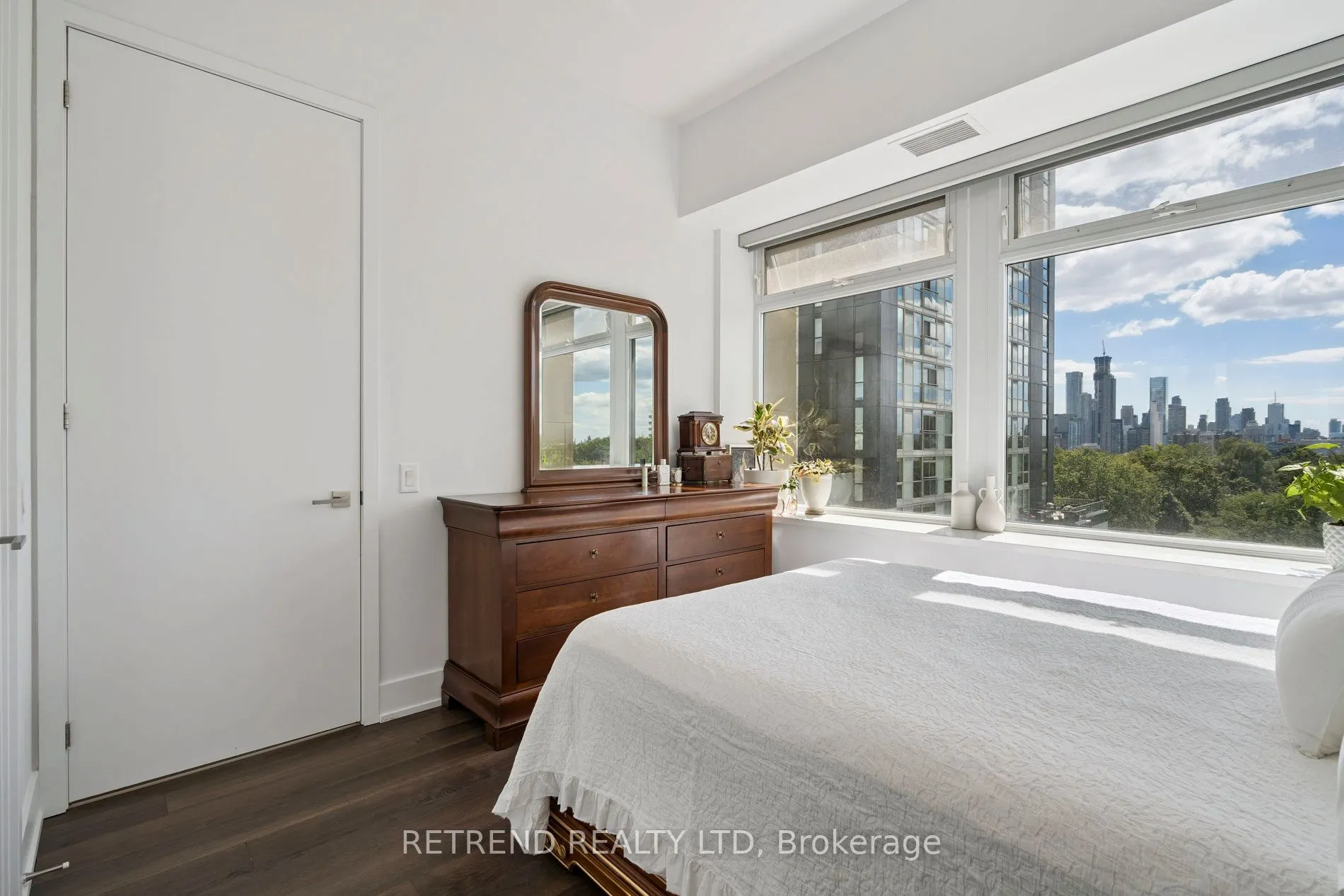 111 St Clair Avenue W, #610