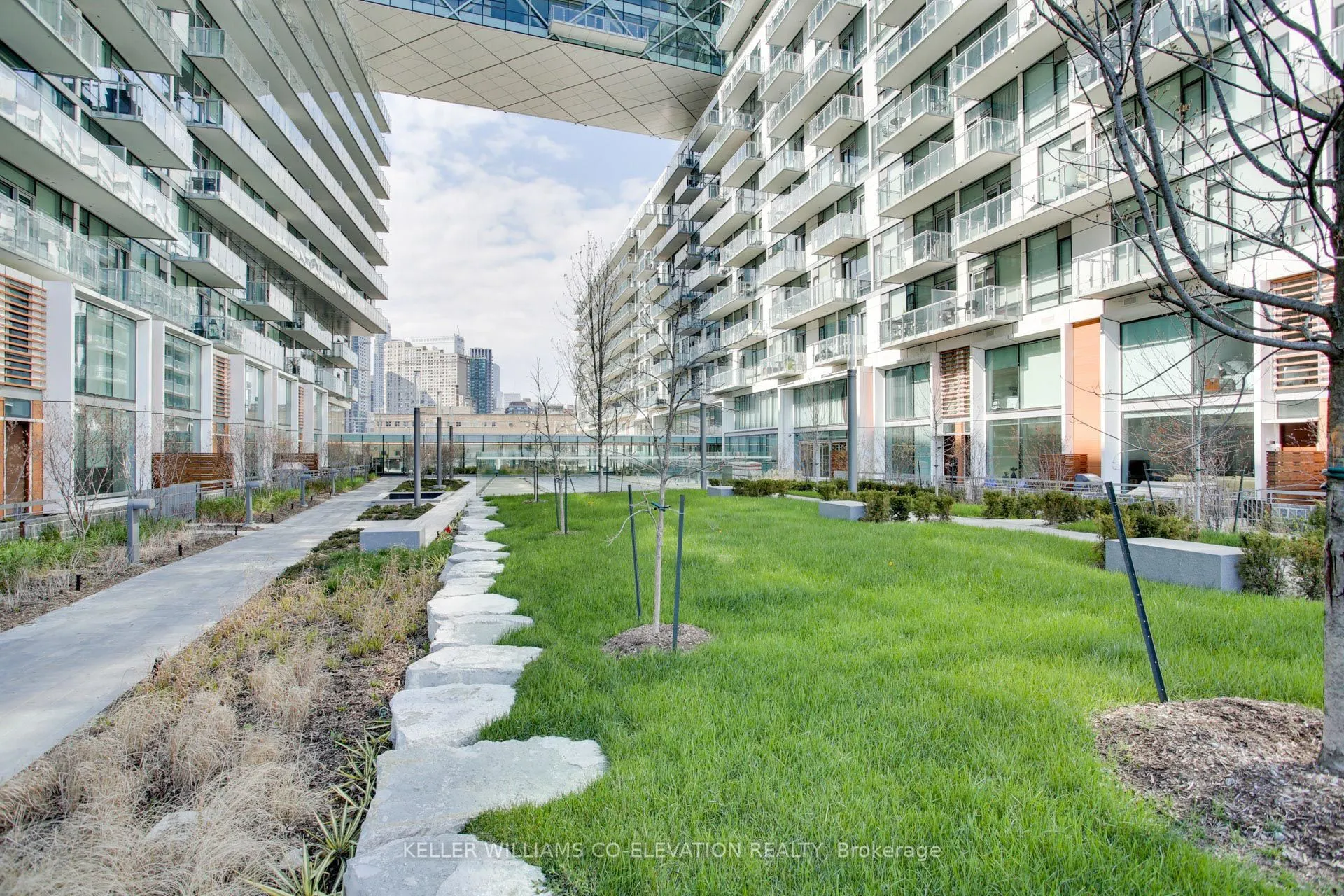 39 Queens Quay E, #835