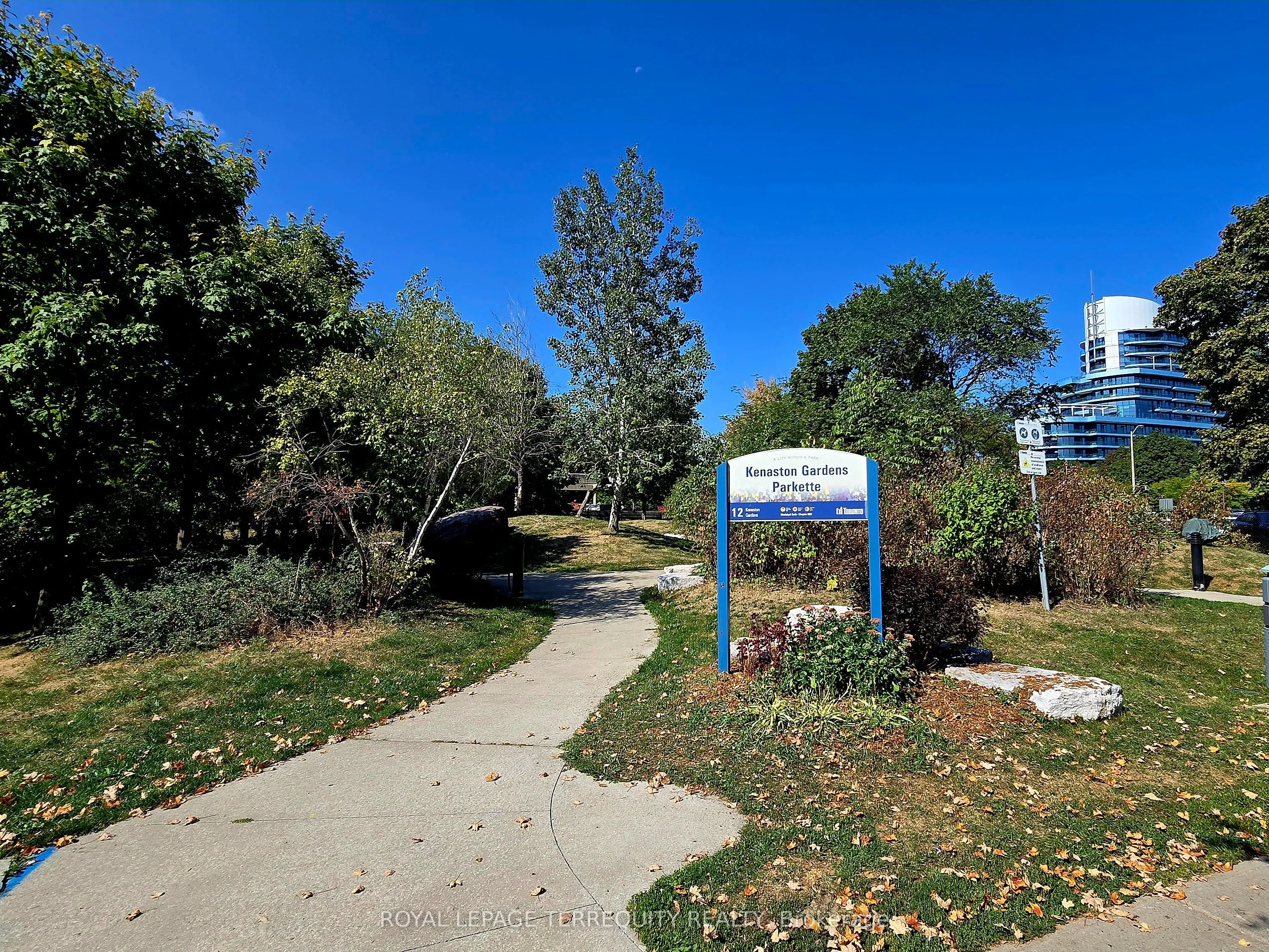17 Kenaston Gardens, #601