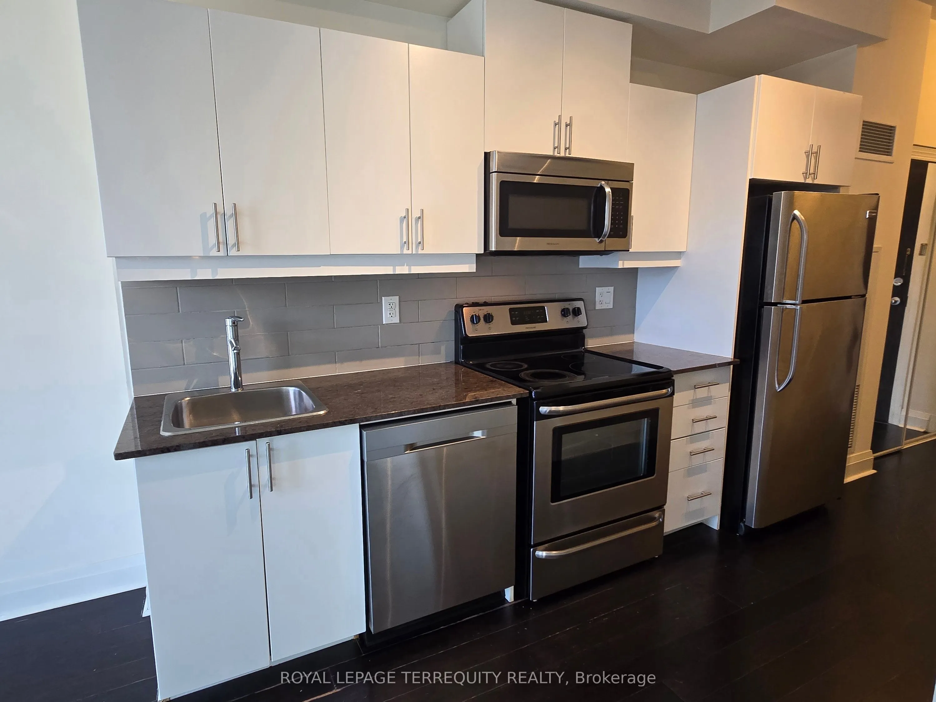 17 Kenaston Gardens, #601