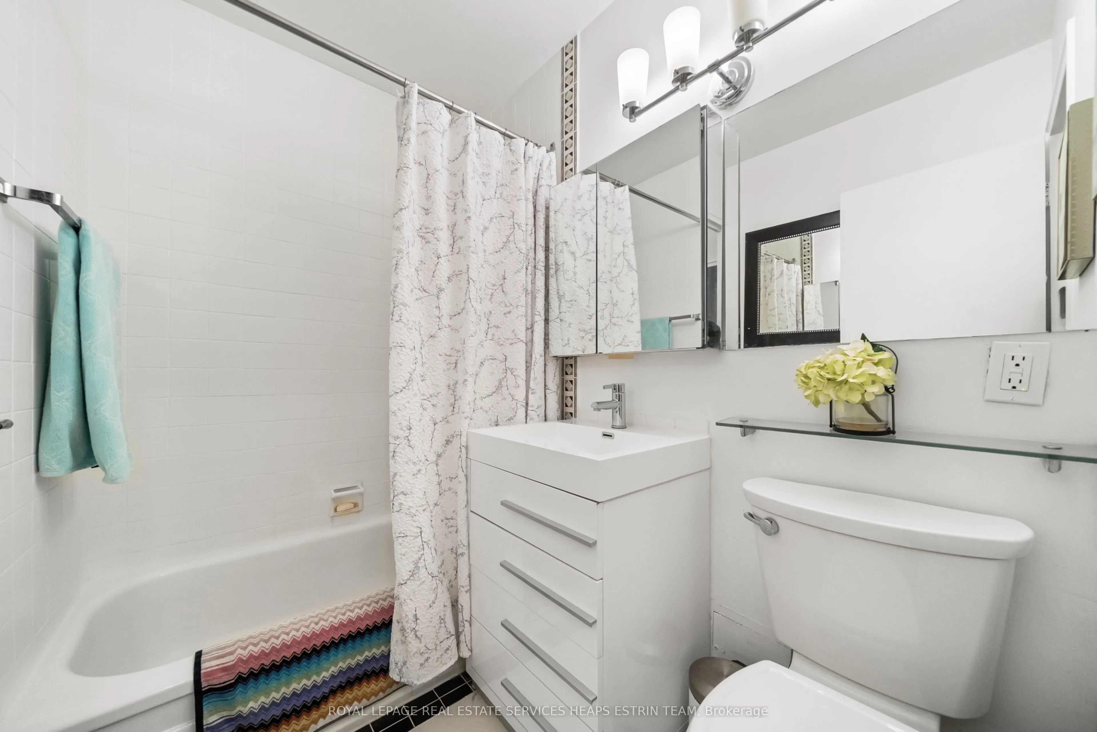 581 Avenue Road, #204