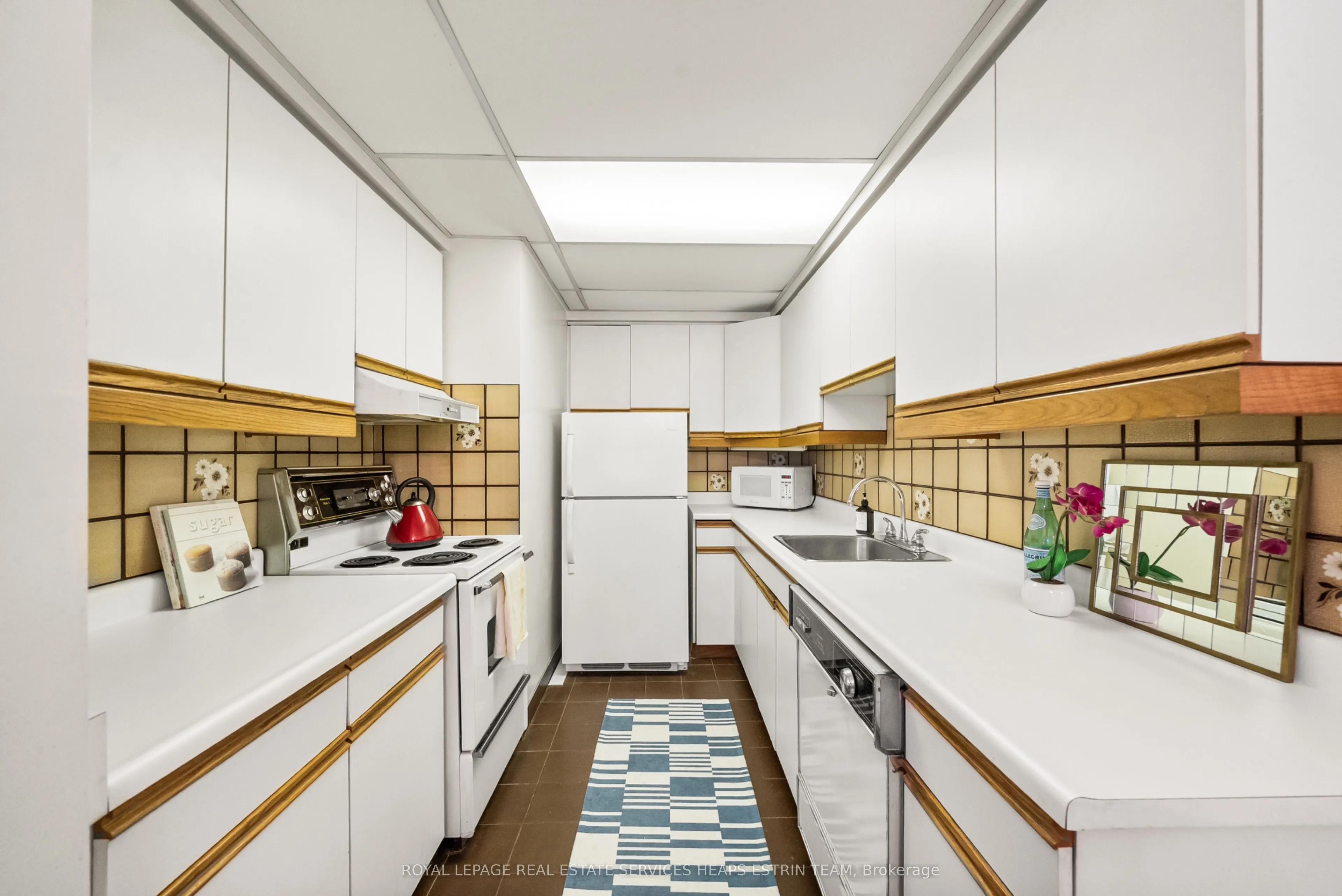 581 Avenue Road, #204