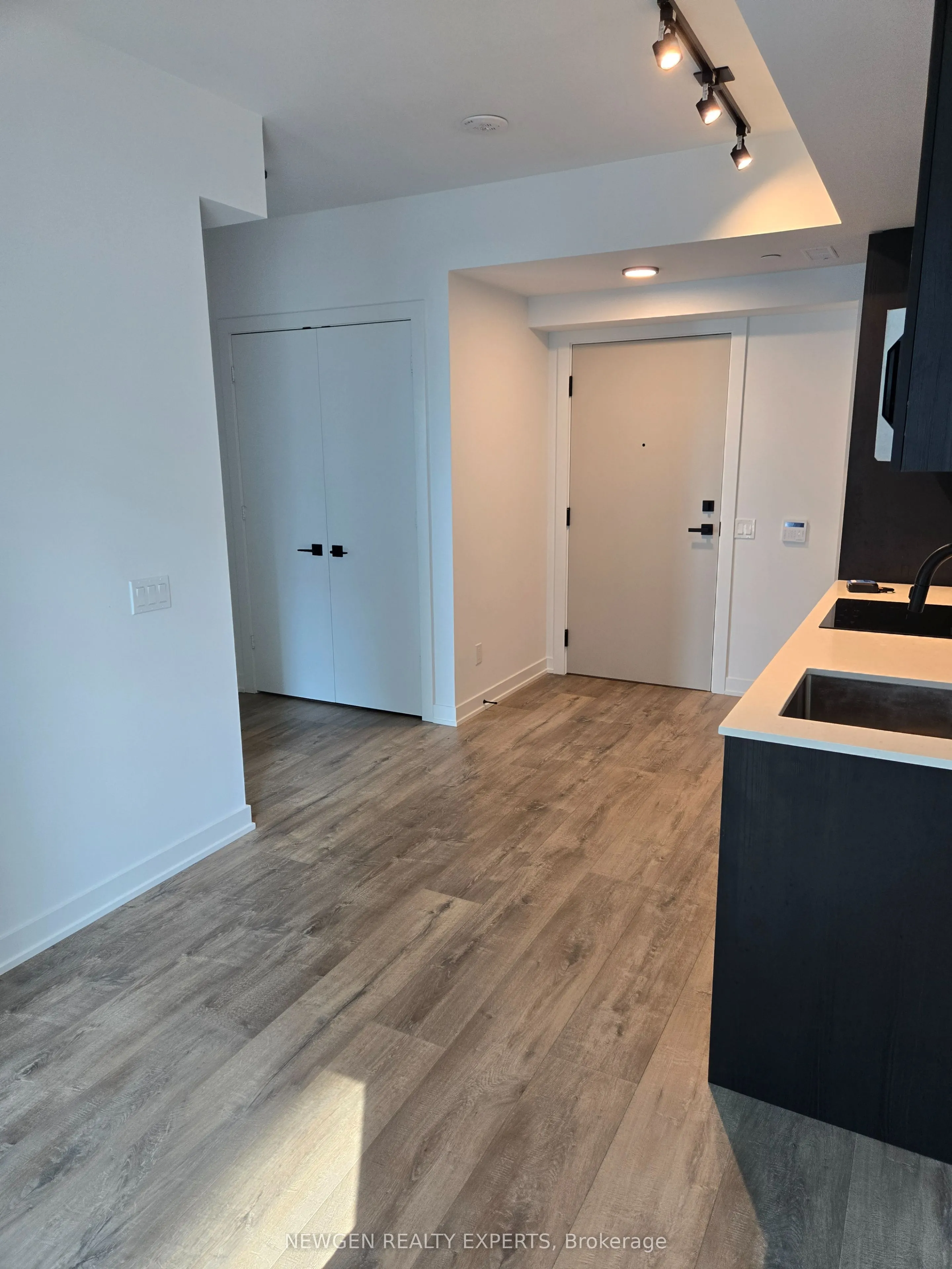 327 King Street W, #1704